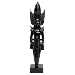 Sculpture du XXe siècle représentant une femme, sculptée à la main et recouverte de laque noire