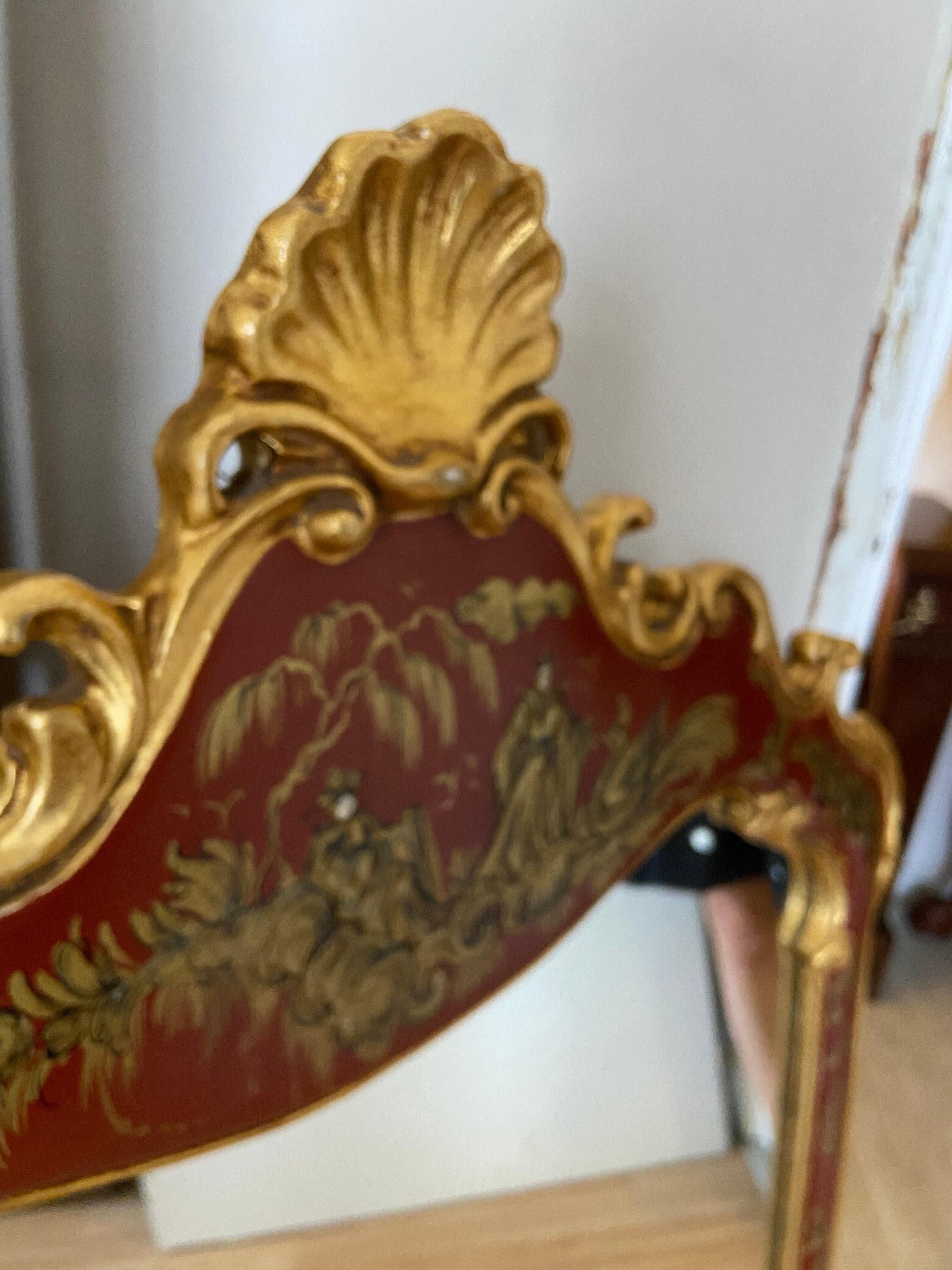 Miroir mural du 20ème siècle en bois doré sculpté et peint à la main en rouge et or Bon état - En vente à Sofia, BG
