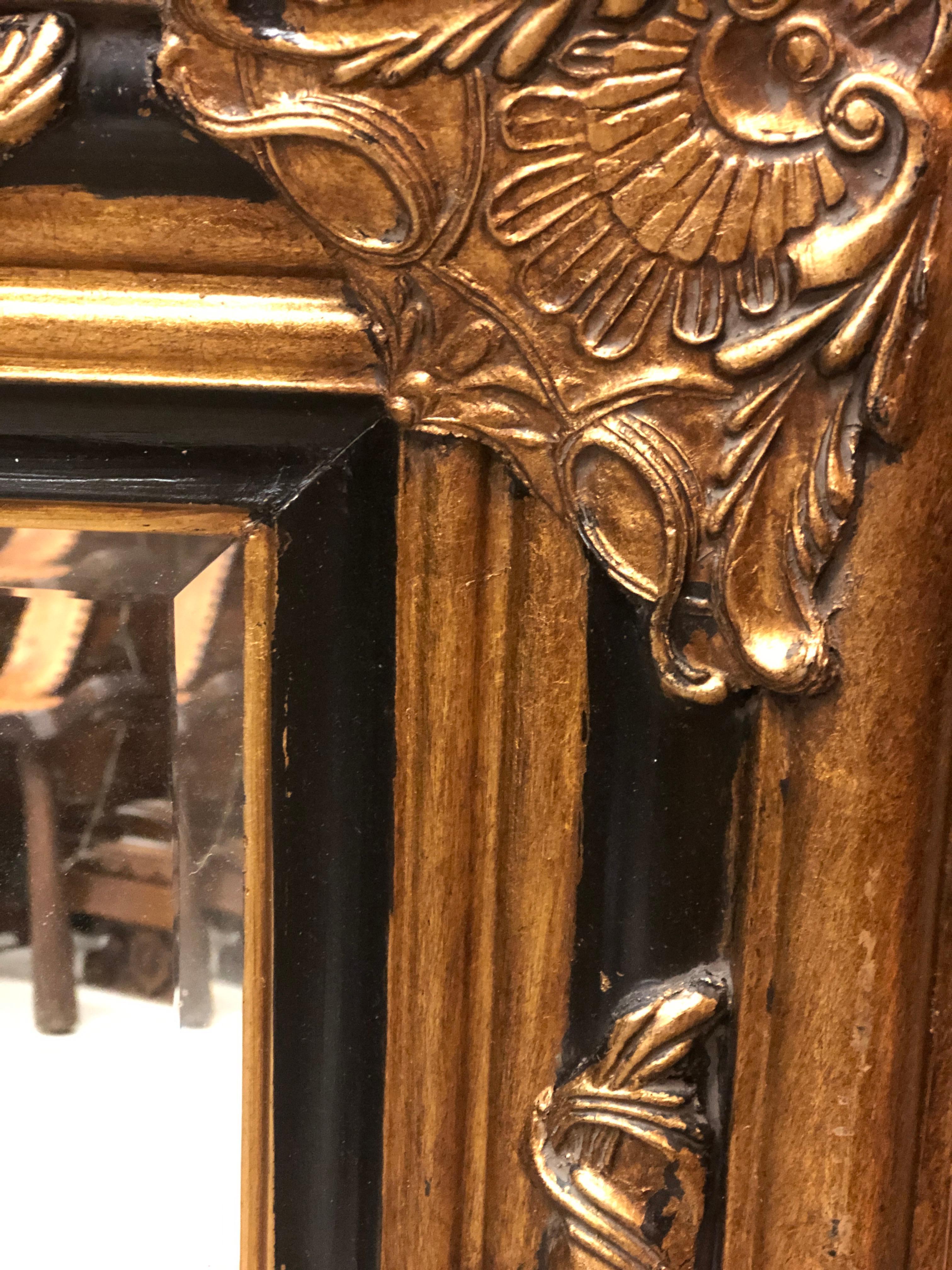 Handgeschnitzter Spiegel aus vergoldetem Holz im Louis-XV-Stil des 20. Jahrhunderts (Louis XV.) im Angebot
