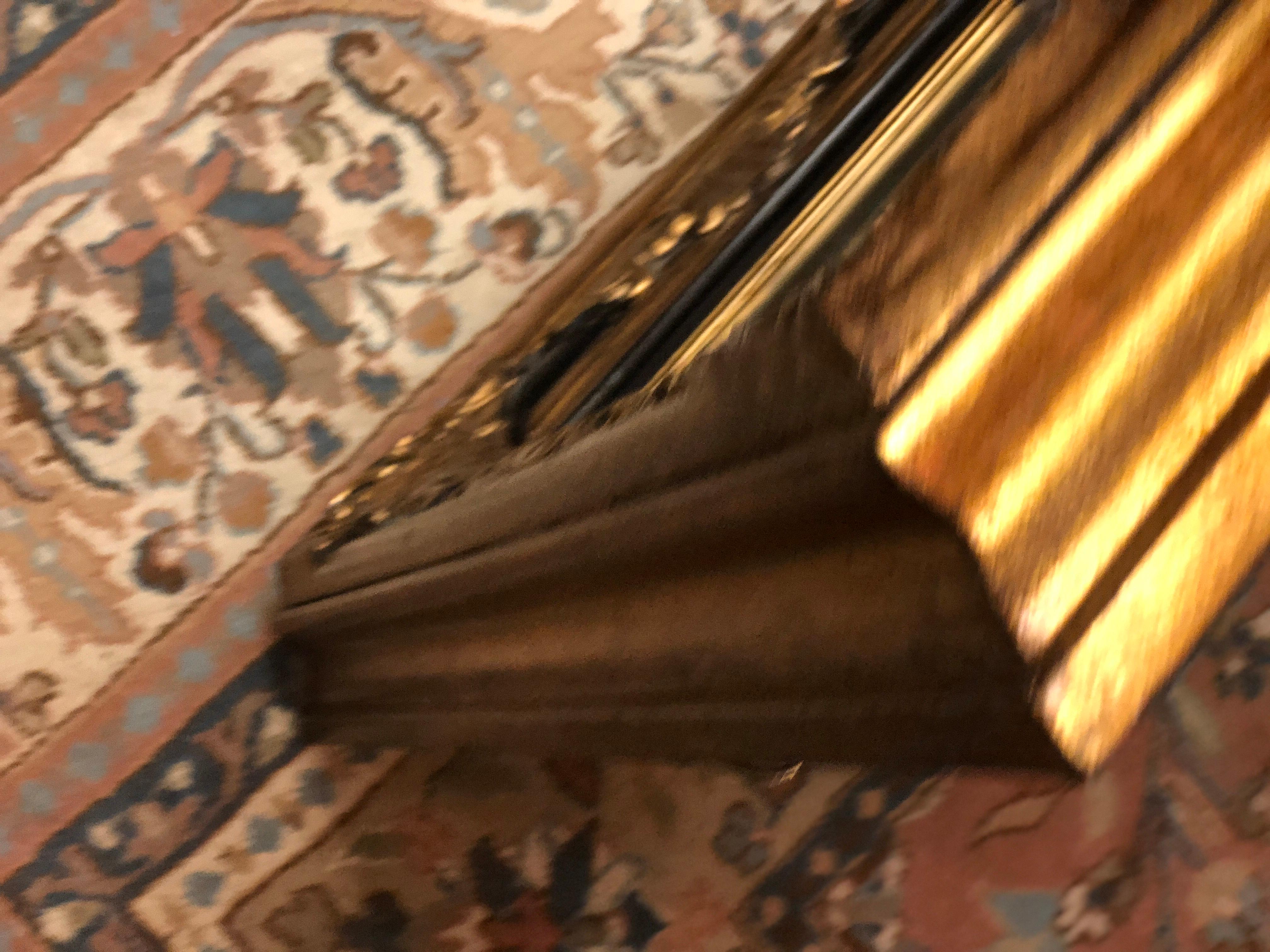 Handgeschnitzter Spiegel aus vergoldetem Holz im Louis-XV-Stil des 20. Jahrhunderts (Französisch) im Angebot