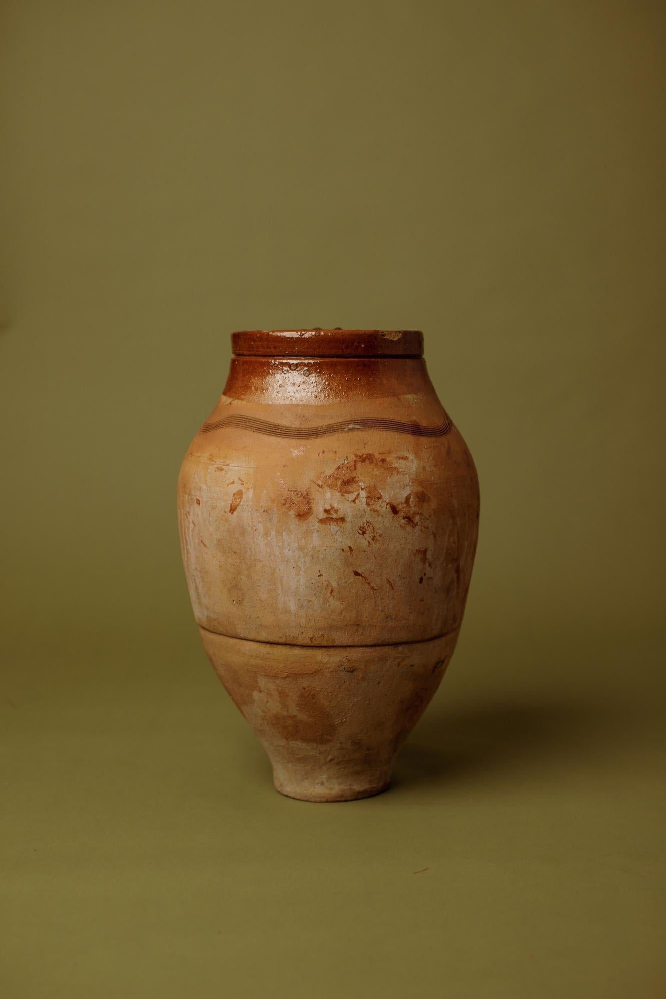 Primitif Pot à huile d'olive du 20e siècle en terre cuite turque partiellement émaillée et sculptée à la main en vente