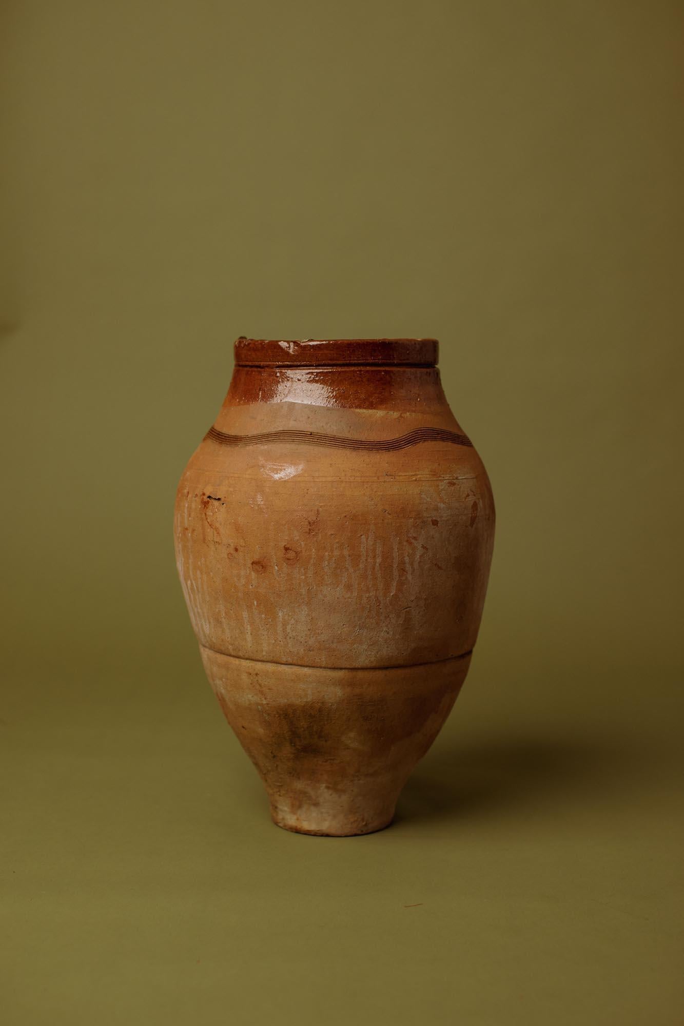 Turc Pot à huile d'olive du 20e siècle en terre cuite turque partiellement émaillée et sculptée à la main en vente