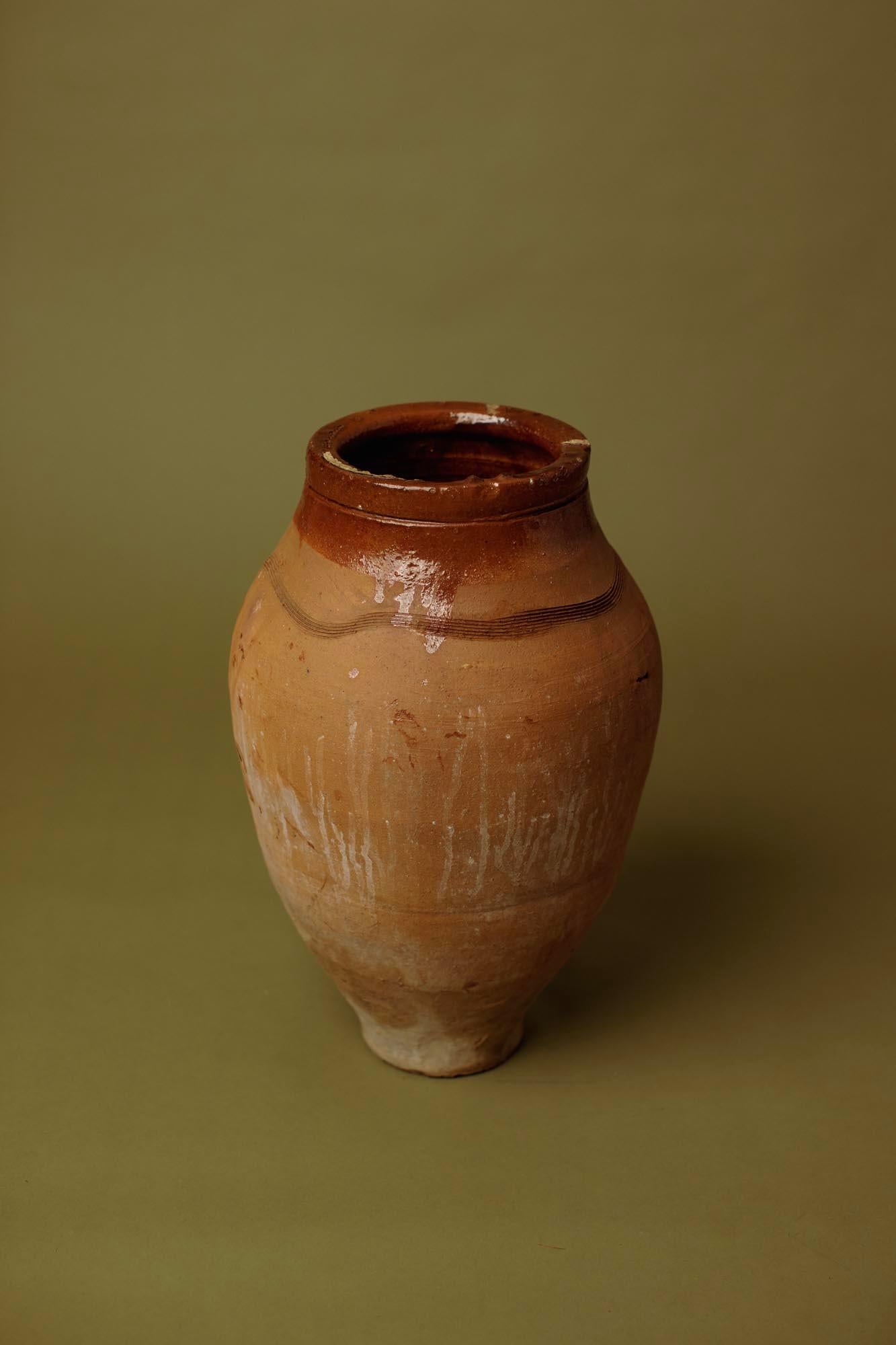 Pot à huile d'olive du 20e siècle en terre cuite turque partiellement émaillée et sculptée à la main Bon état - En vente à London, GB