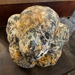 Handgeschnitzte Criyng-Man-Skulptur aus versteinertem Holz, 20. Jahrhundert