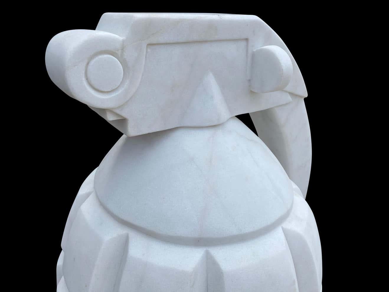 Granata a mano in marmo bianco statuario intagliata a mano del XX secolo in vendita 12