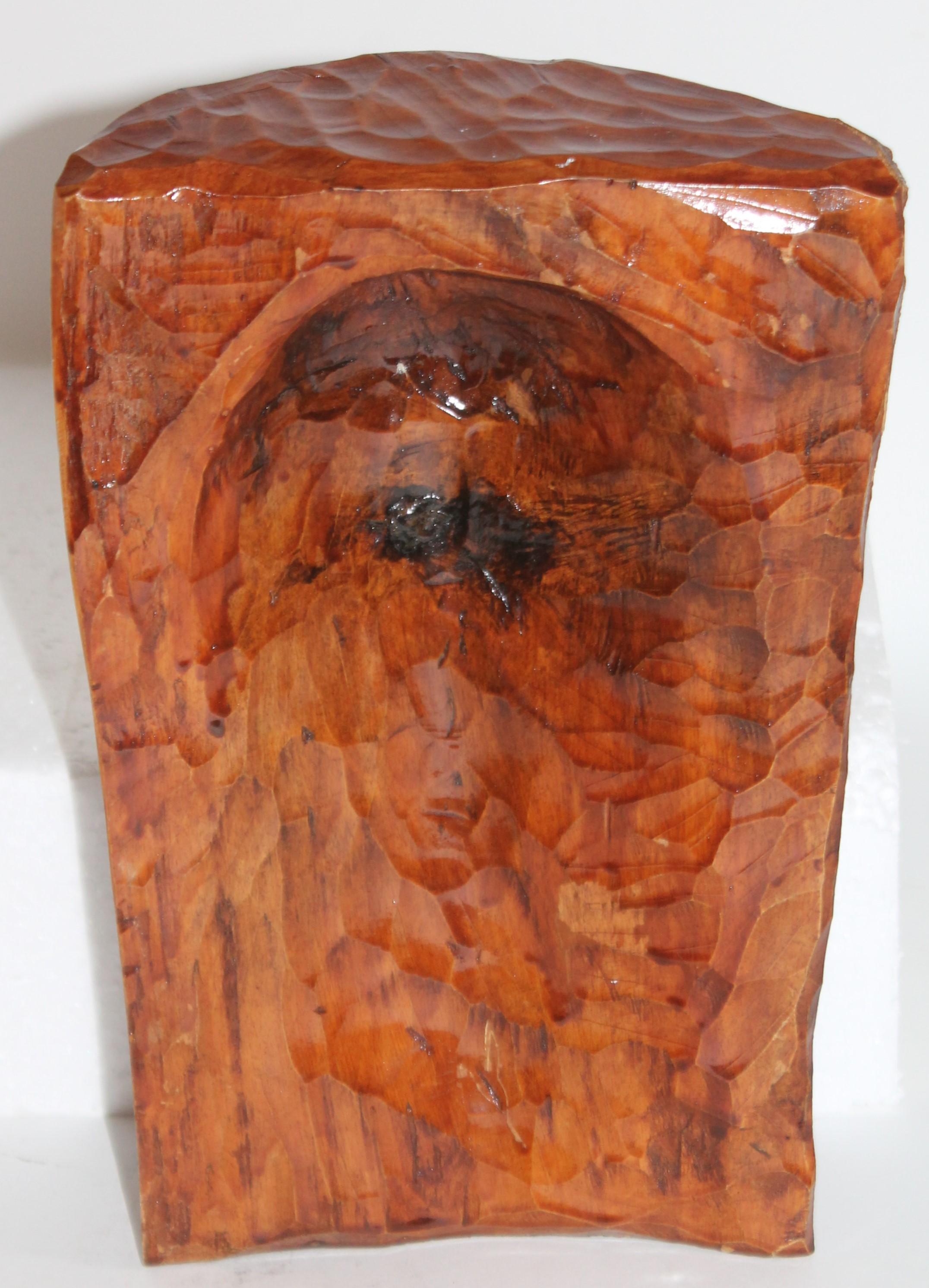 20. Jahrhundert Hand geschnitzt Holz Folk Art Schnitzereien / Buchstützen im Angebot 2
