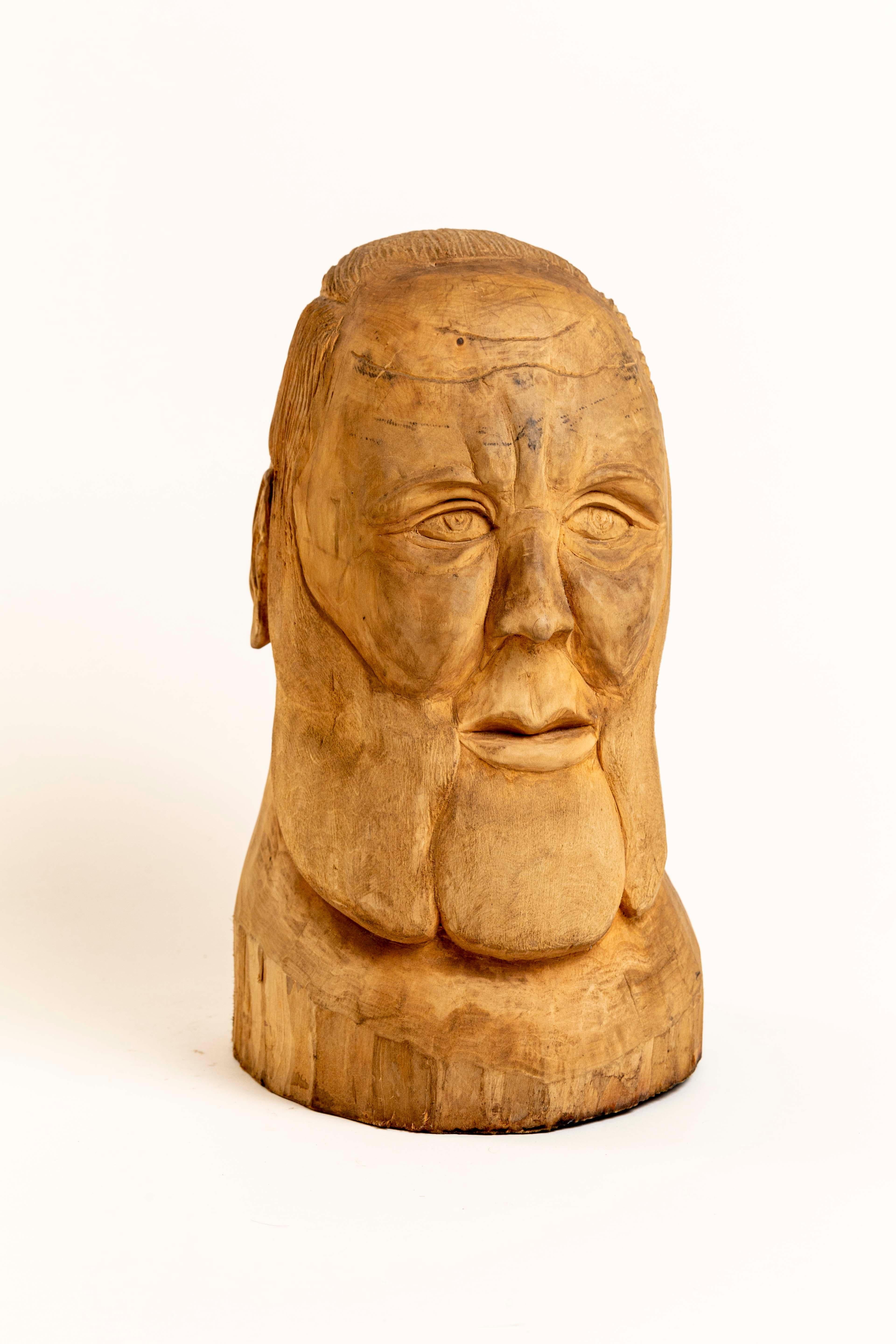 Cet homme distingué et très dodu a un visage royal avec de grandes bajoues, une peau lisse et une merveilleuse patine. Cette œuvre remarquable a été sculptée à la main à partir d'une seule pièce de bois massif. La sculpture n'est pas signée, mais