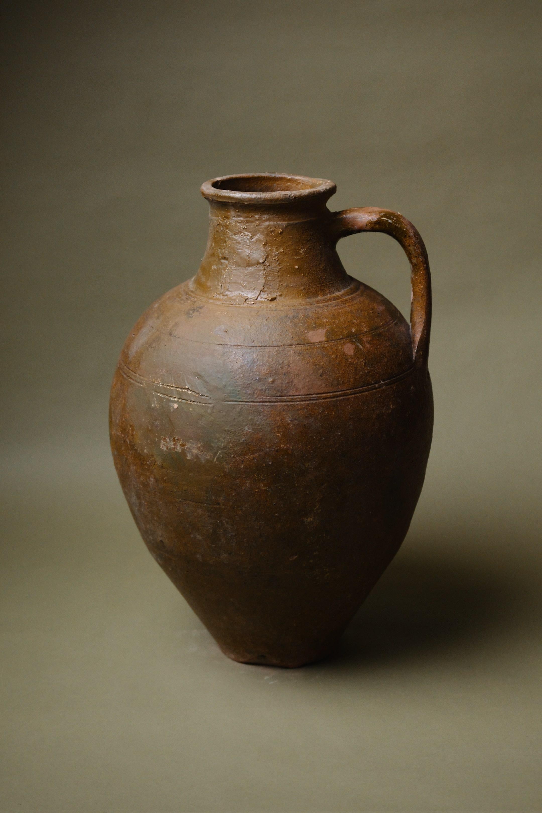 Vase en terre cuite d'Anatolie du 20e siècle, fait à la main en vente 2