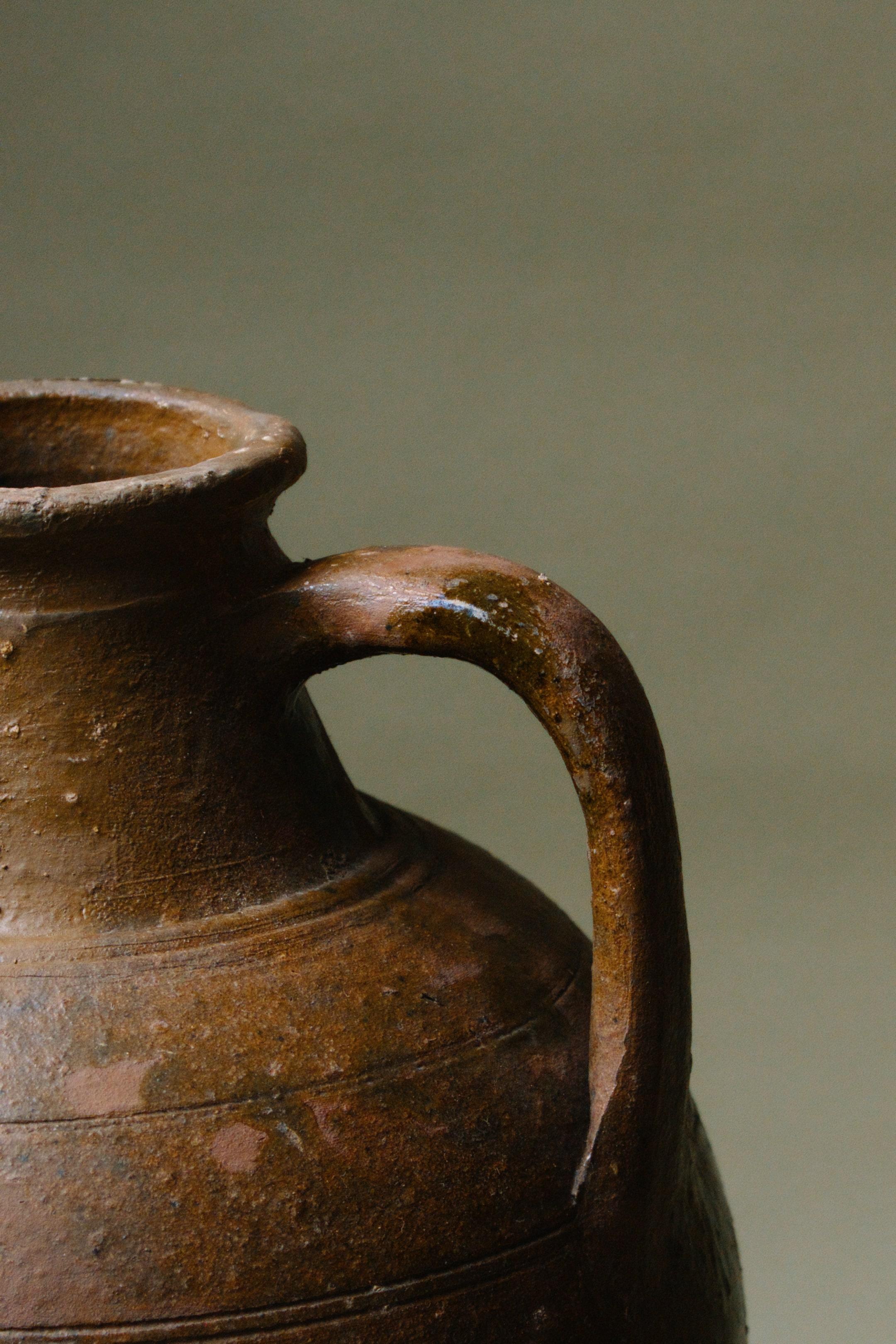 Description :
Cette cruche en terre cuite anatolienne du 20e siècle est un exemple de l'artisanat turc traditionnel. Cette pièce se distingue par sa poignée élégamment incurvée et ses tons chauds et terreux qui rayonnent d'une sophistication
