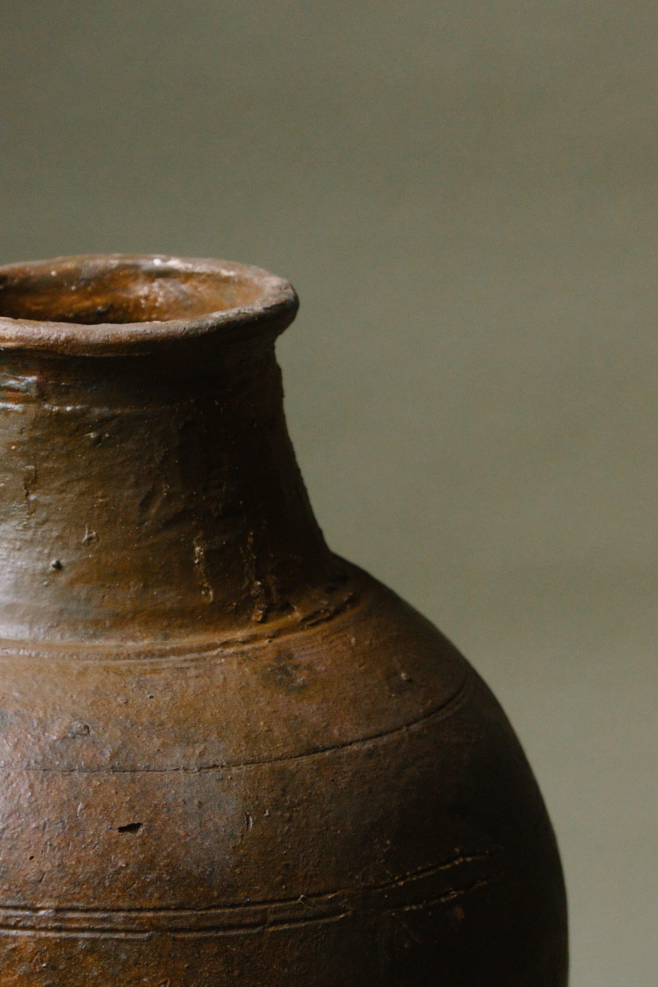 Sculpté à la main Vase en terre cuite d'Anatolie du 20e siècle, fait à la main en vente