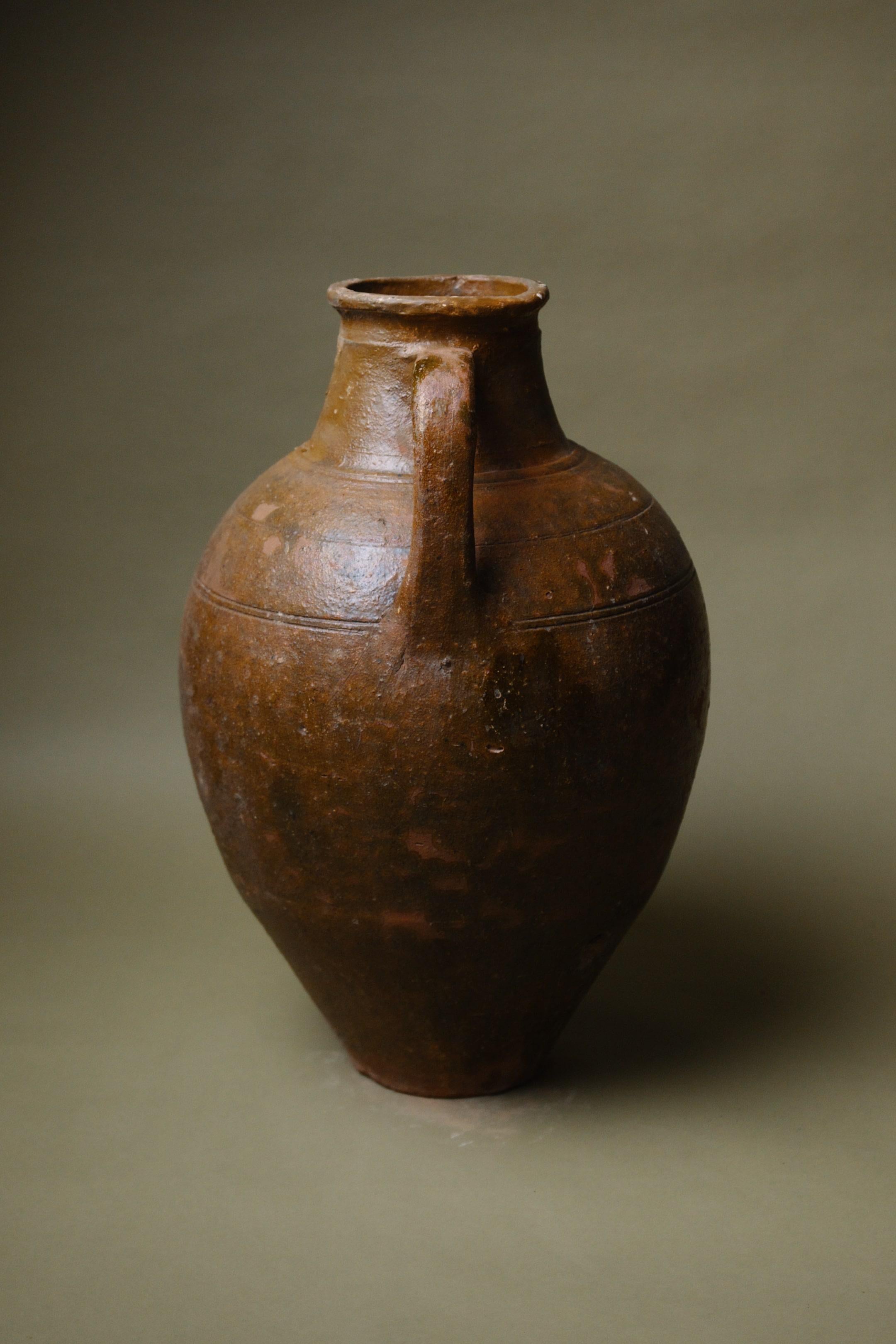 Milieu du XXe siècle Vase en terre cuite d'Anatolie du 20e siècle, fait à la main en vente