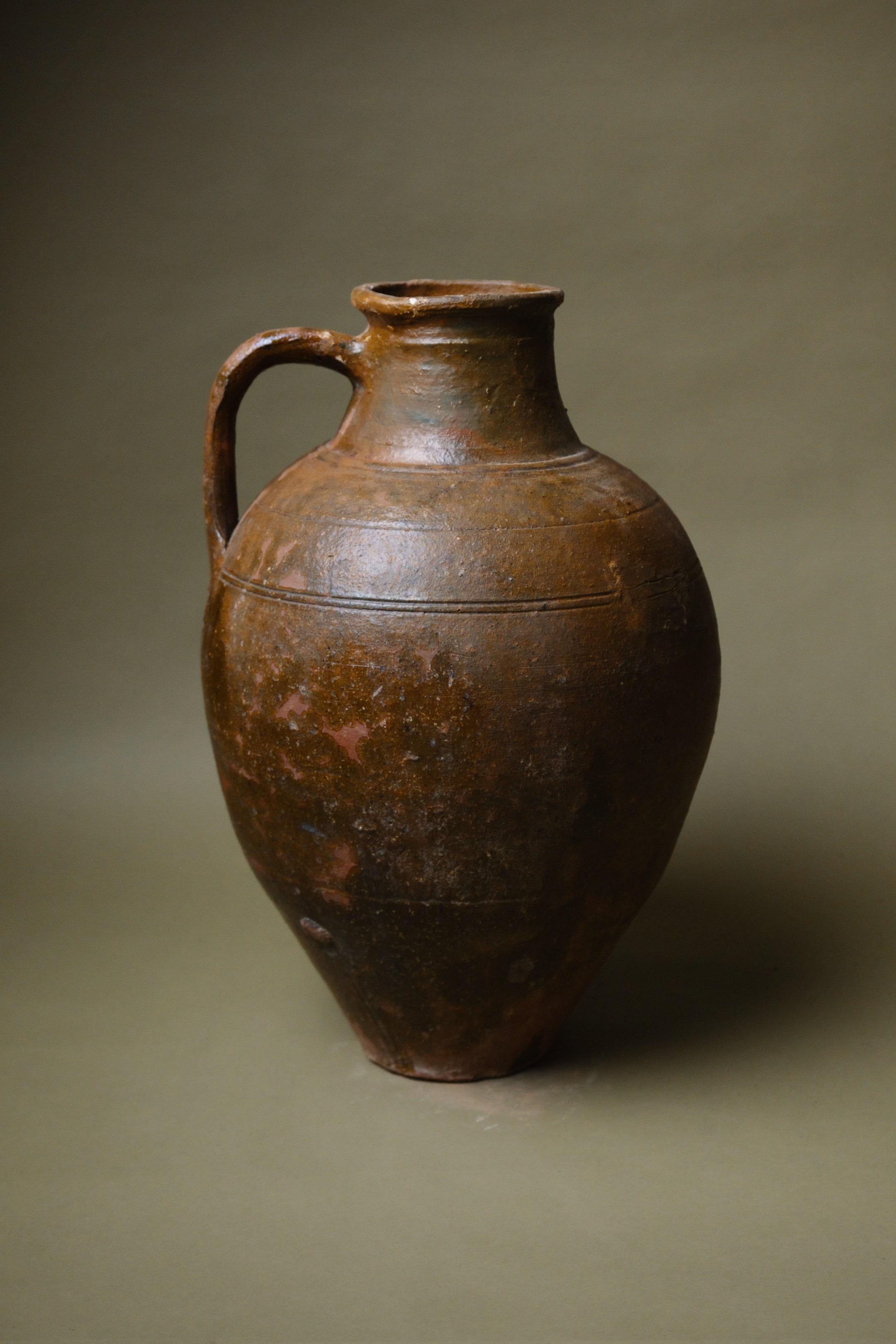 Argile Vase en terre cuite d'Anatolie du 20e siècle, fait à la main en vente