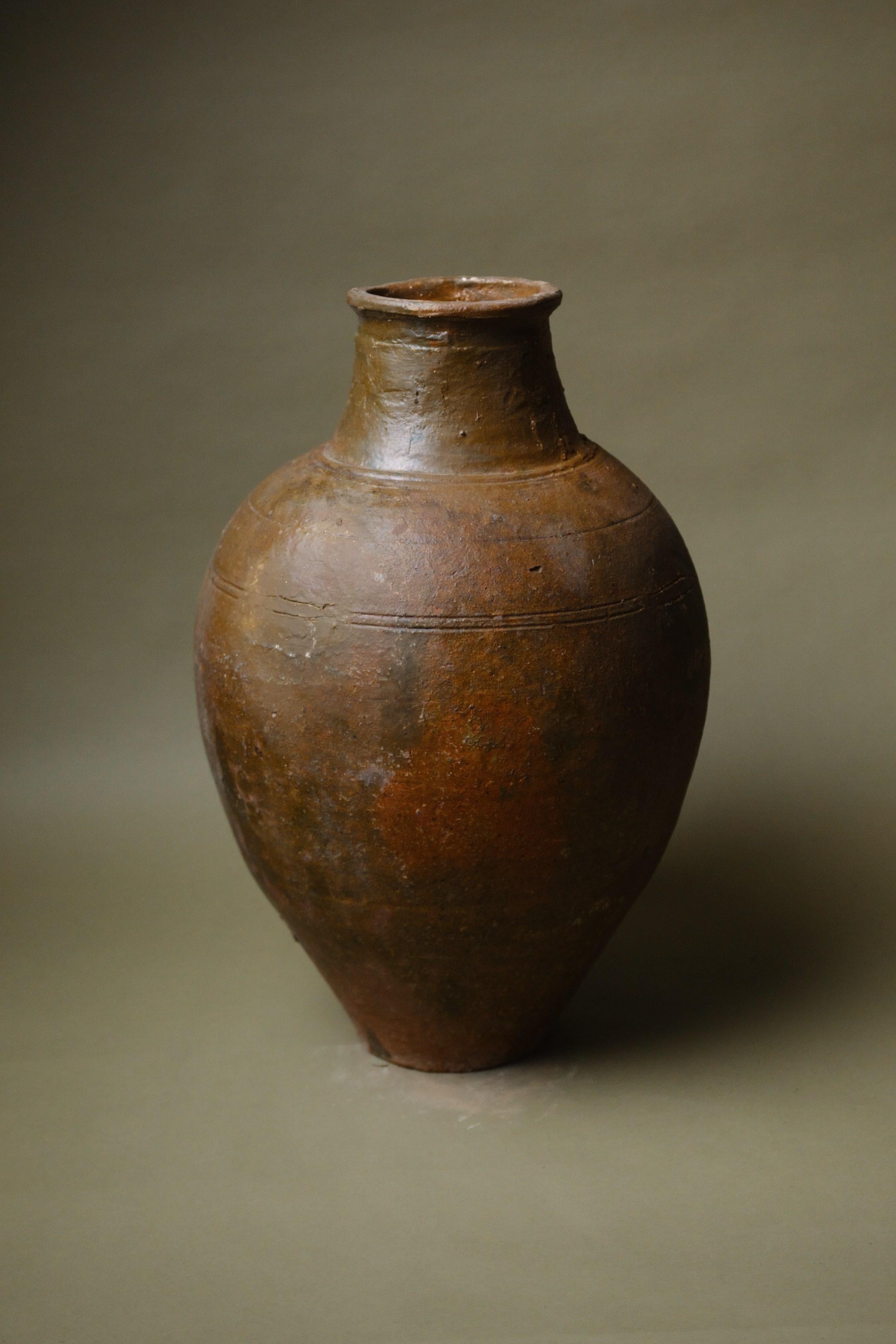 Vase en terre cuite d'Anatolie du 20e siècle, fait à la main en vente 1