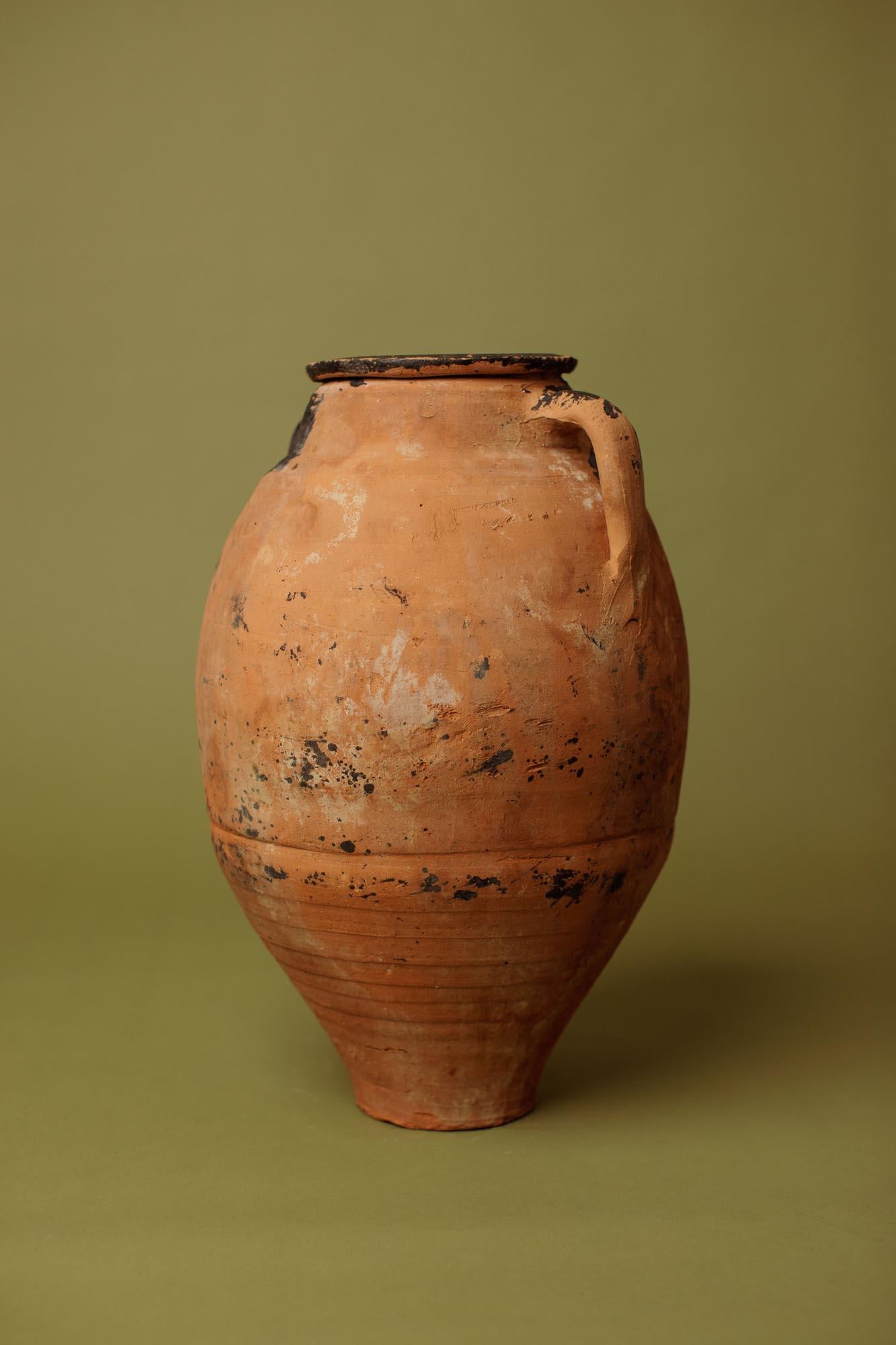 Primitivo Vaso per olive in terracotta con smalto annerito, realizzato a mano nel XX secolo in vendita