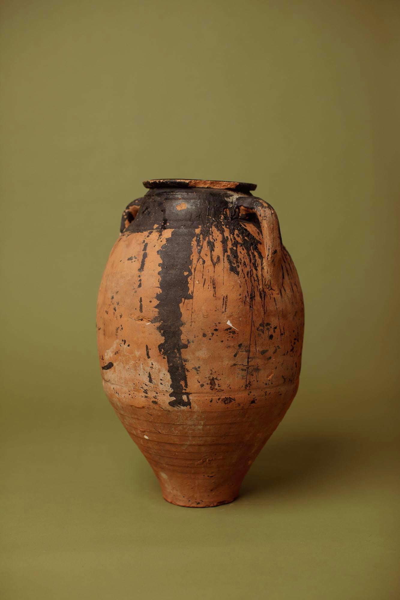 Turco Vaso per olive in terracotta con smalto annerito, realizzato a mano nel XX secolo in vendita