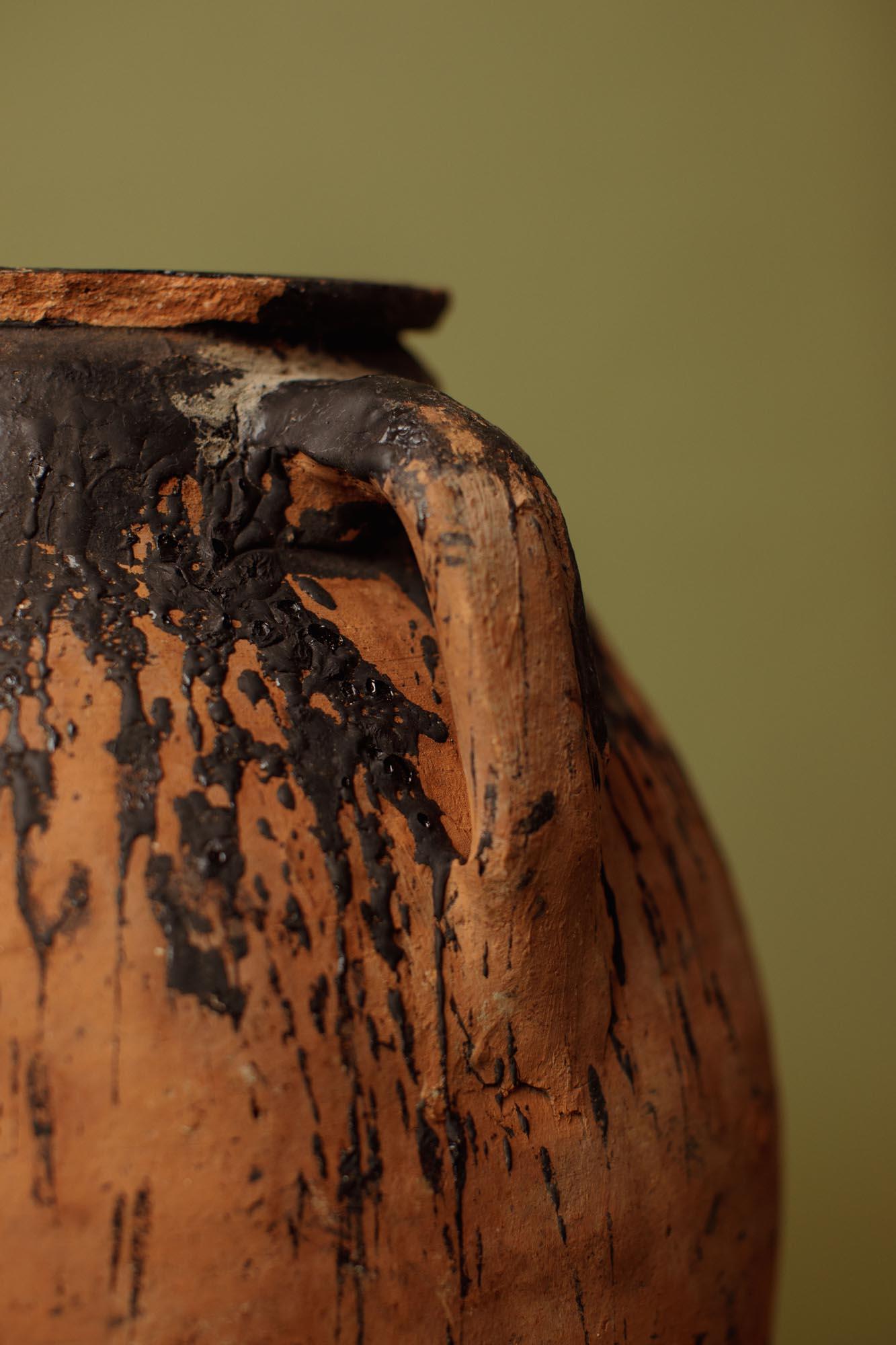 Metà XX secolo Vaso per olive in terracotta con smalto annerito, realizzato a mano nel XX secolo in vendita