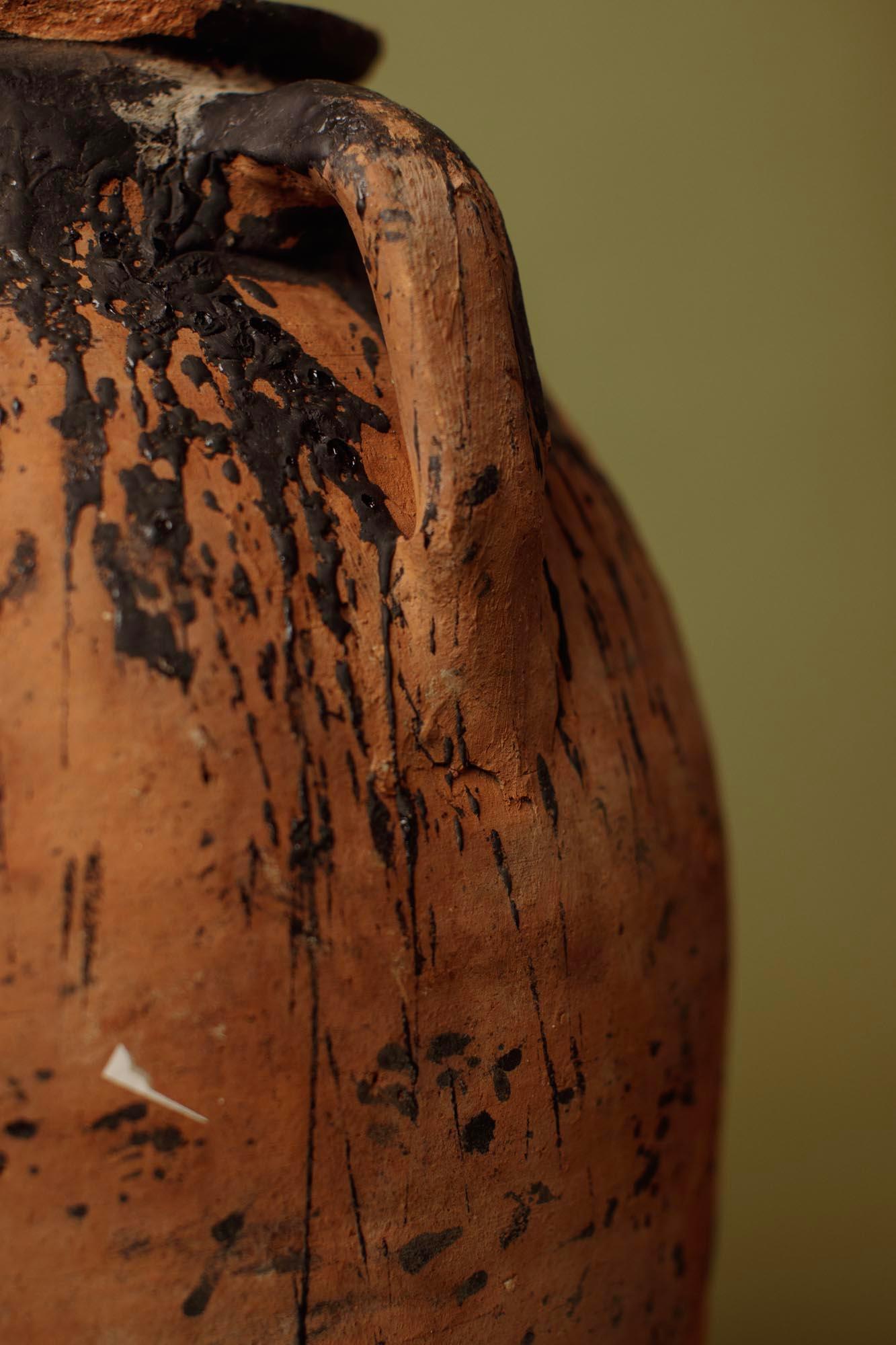 Argilla Vaso per olive in terracotta con smalto annerito, realizzato a mano nel XX secolo in vendita