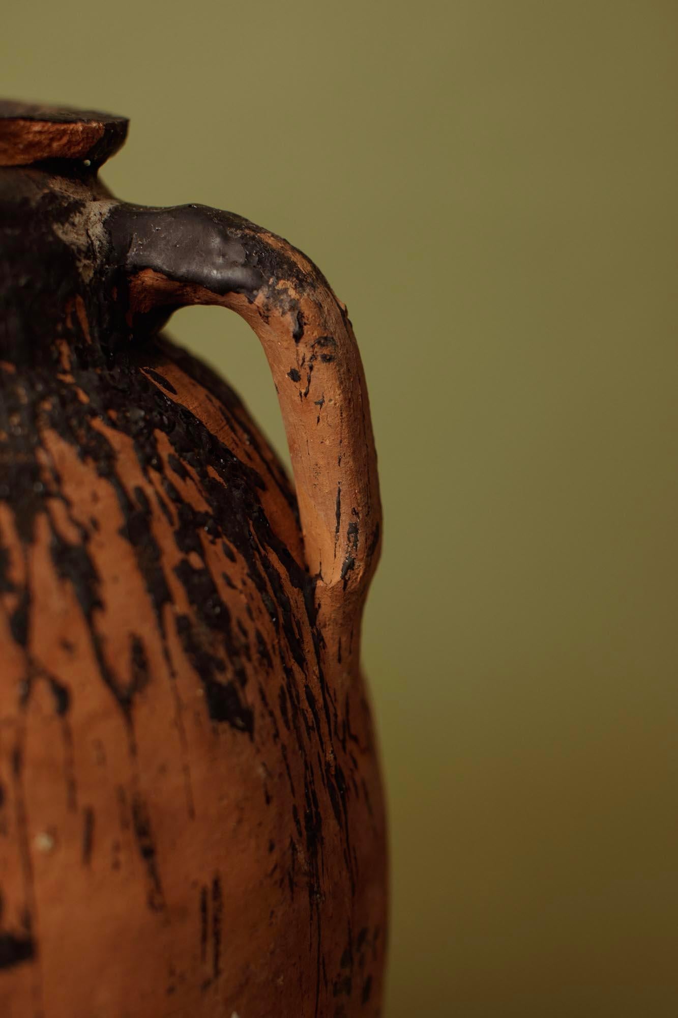 Vaso per olive in terracotta con smalto annerito, realizzato a mano nel XX secolo in vendita 1