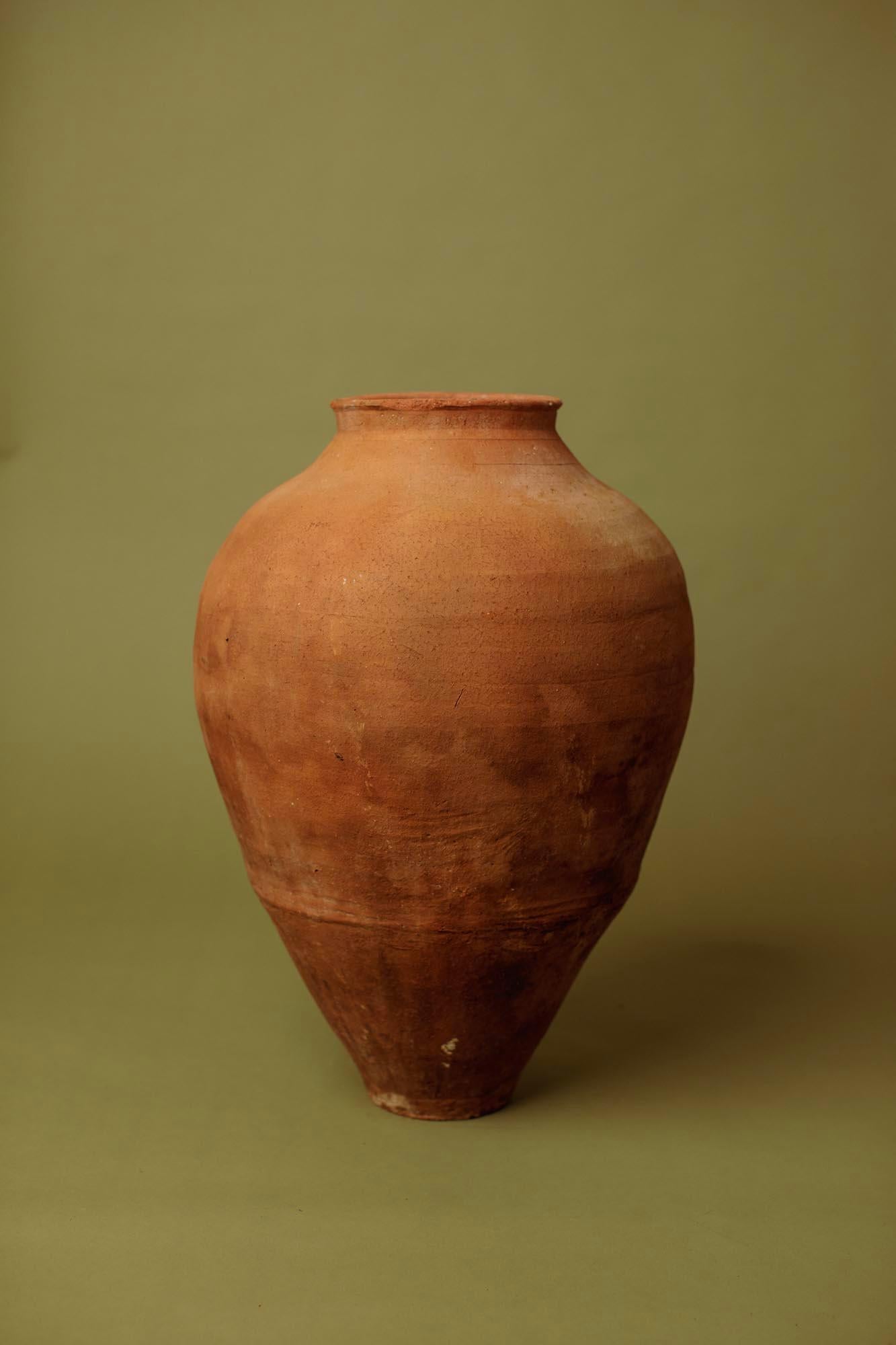 Milieu du XXe siècle Amphore en terre cuite artisanale du 20e siècle, jarre de rangement en olivier d'Anatolie en vente