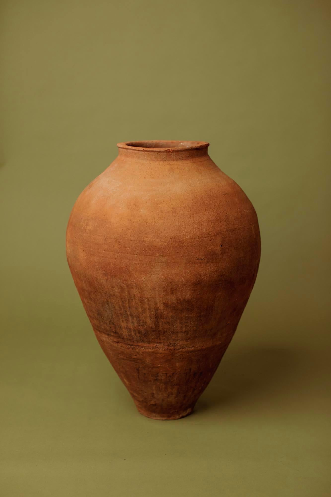 Argile Amphore en terre cuite artisanale du 20e siècle, jarre de rangement en olivier d'Anatolie en vente