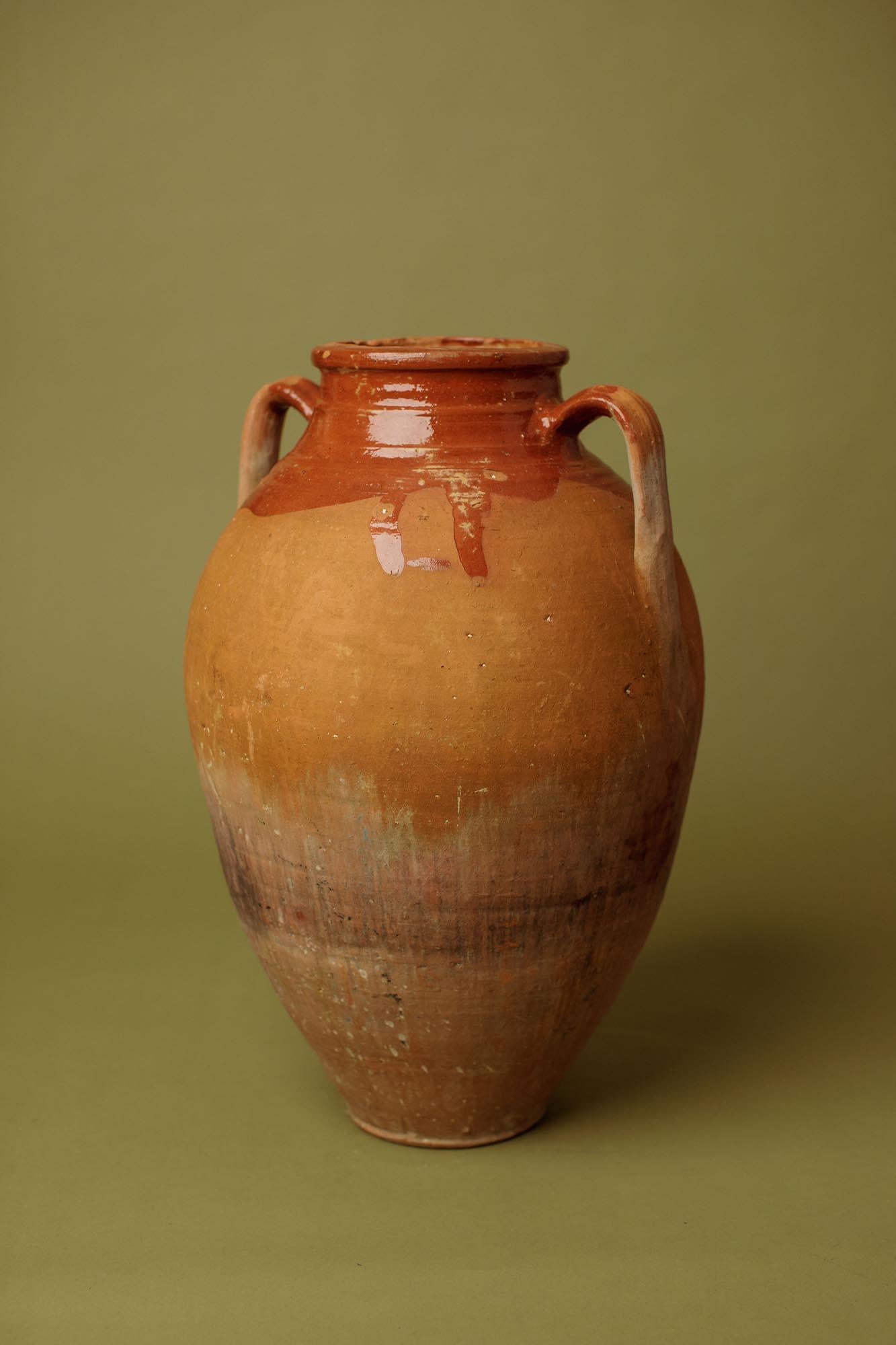 Primitivo Vaso in terracotta cotto a mano del XX secolo con smalto parziale color ruggine in vendita