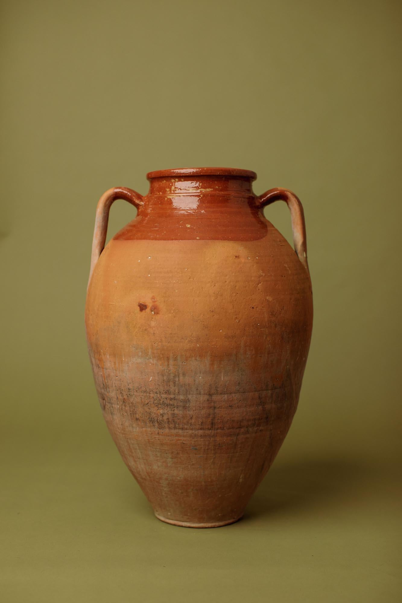 Turco Vaso in terracotta cotto a mano del XX secolo con smalto parziale color ruggine in vendita