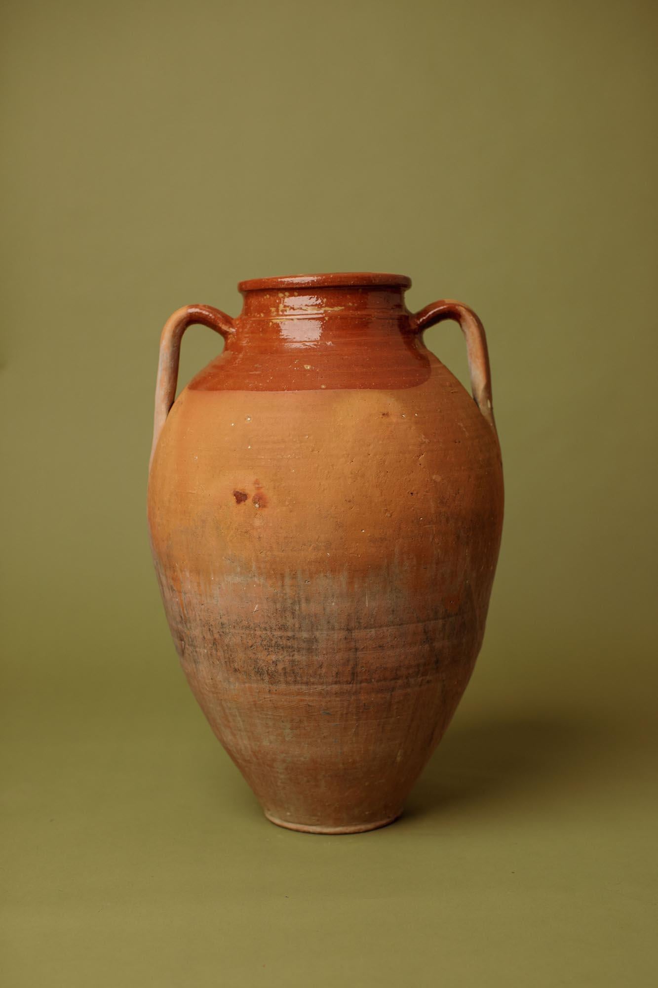 Intagliato a mano Vaso in terracotta cotto a mano del XX secolo con smalto parziale color ruggine in vendita