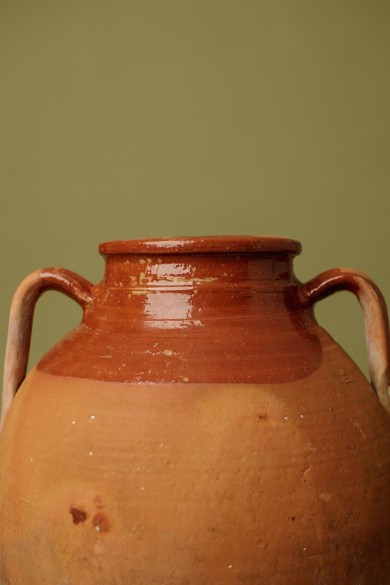 Vaso in terracotta cotto a mano del XX secolo con smalto parziale color ruggine In condizioni buone in vendita a London, GB