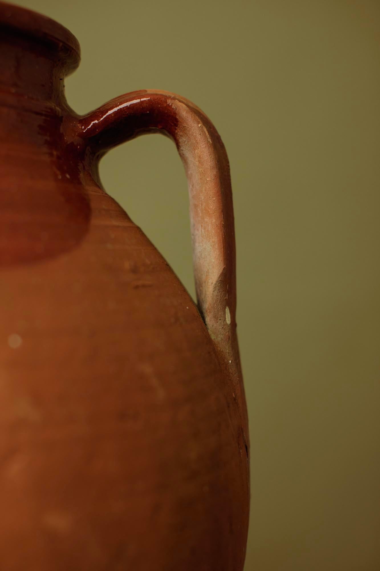 Argilla Vaso in terracotta cotto a mano del XX secolo con smalto parziale color ruggine in vendita