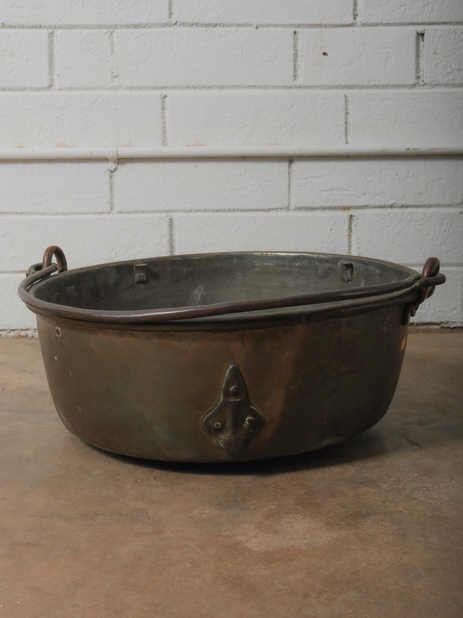 20th Century Hand-Forged Copper Vat With Swing Handle en Bueno estado para la venta en High Point, NC