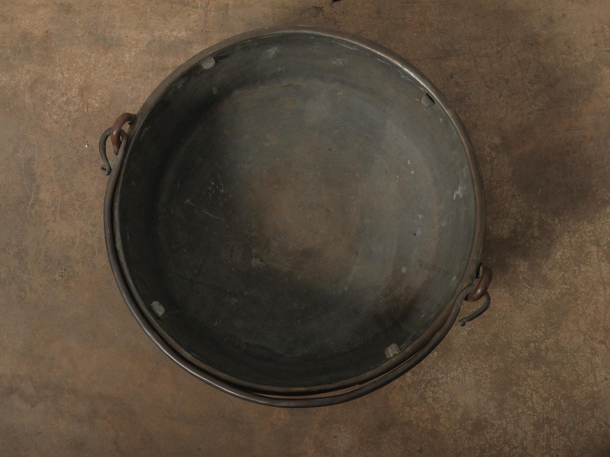 20th Century Hand-Forged Copper Vat With Swing Handle siglo XX en venta