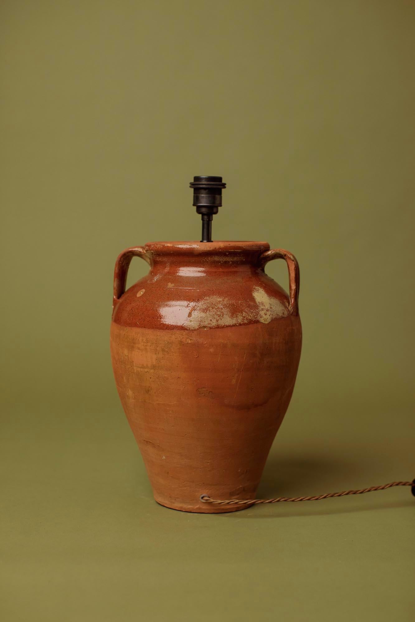 Primitif Lampe de table en terre cuite méditerranéenne émaillée à la main du 20e siècle