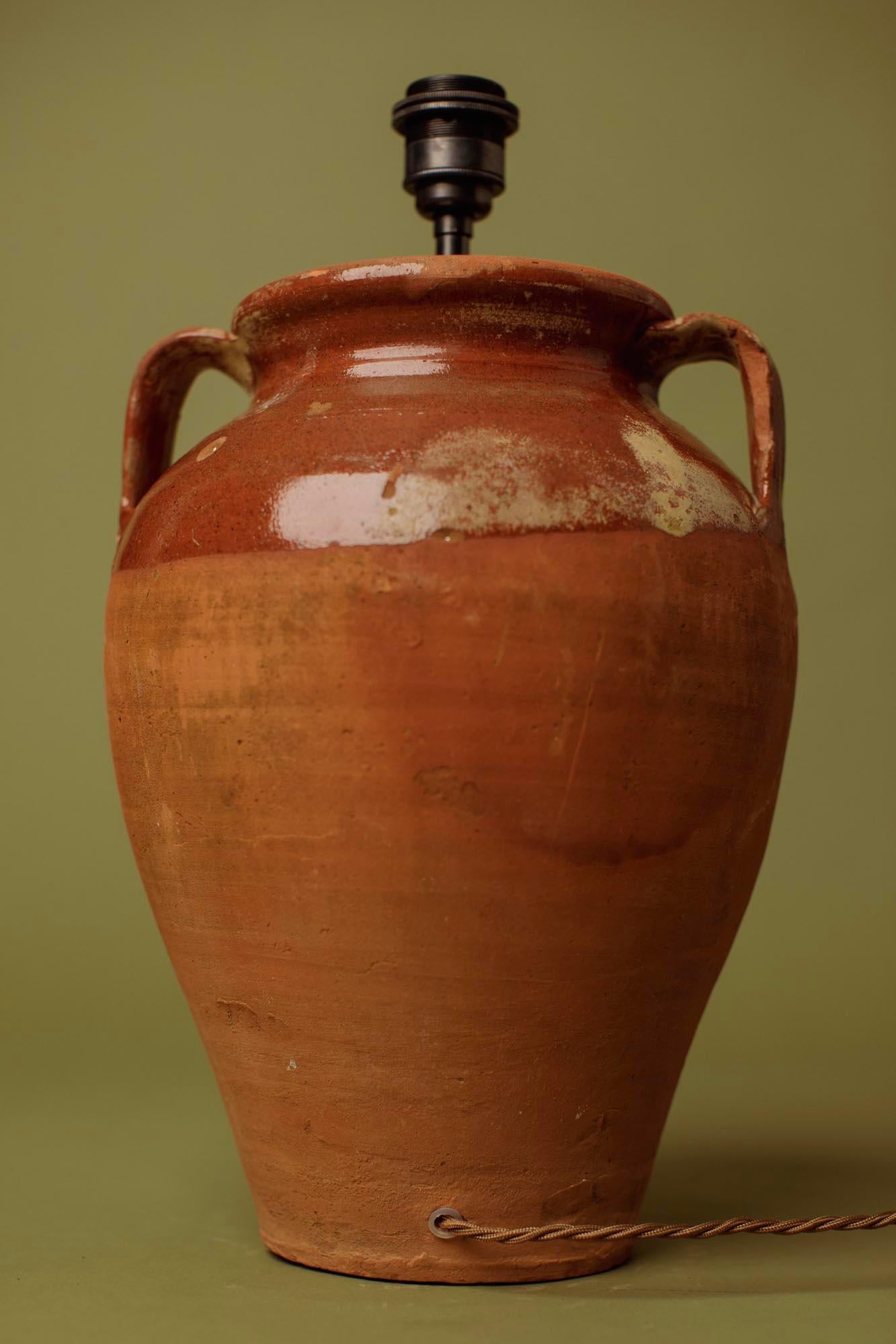 Sculpté à la main Lampe de table en terre cuite méditerranéenne émaillée à la main du 20e siècle