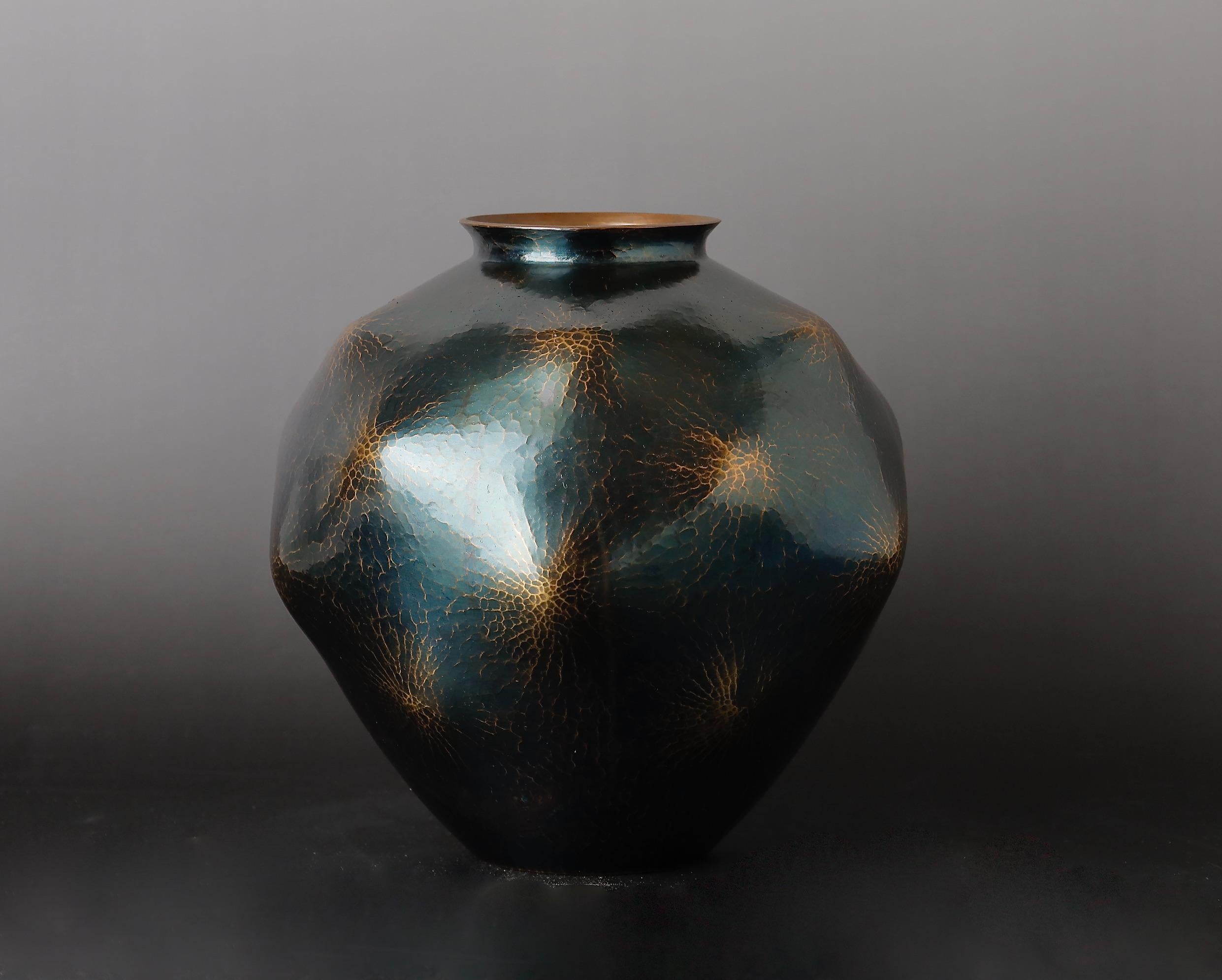 Wir präsentieren die atemberaubende handgehämmerte Kupfervase von Gyokusendou - ein wahres Meisterwerk japanischer Handwerkskunst. Diese luxuriöse Vase wertet mit ihrem eleganten und einzigartigen Design jeden Innenraum auf.

Diese Vase wird von