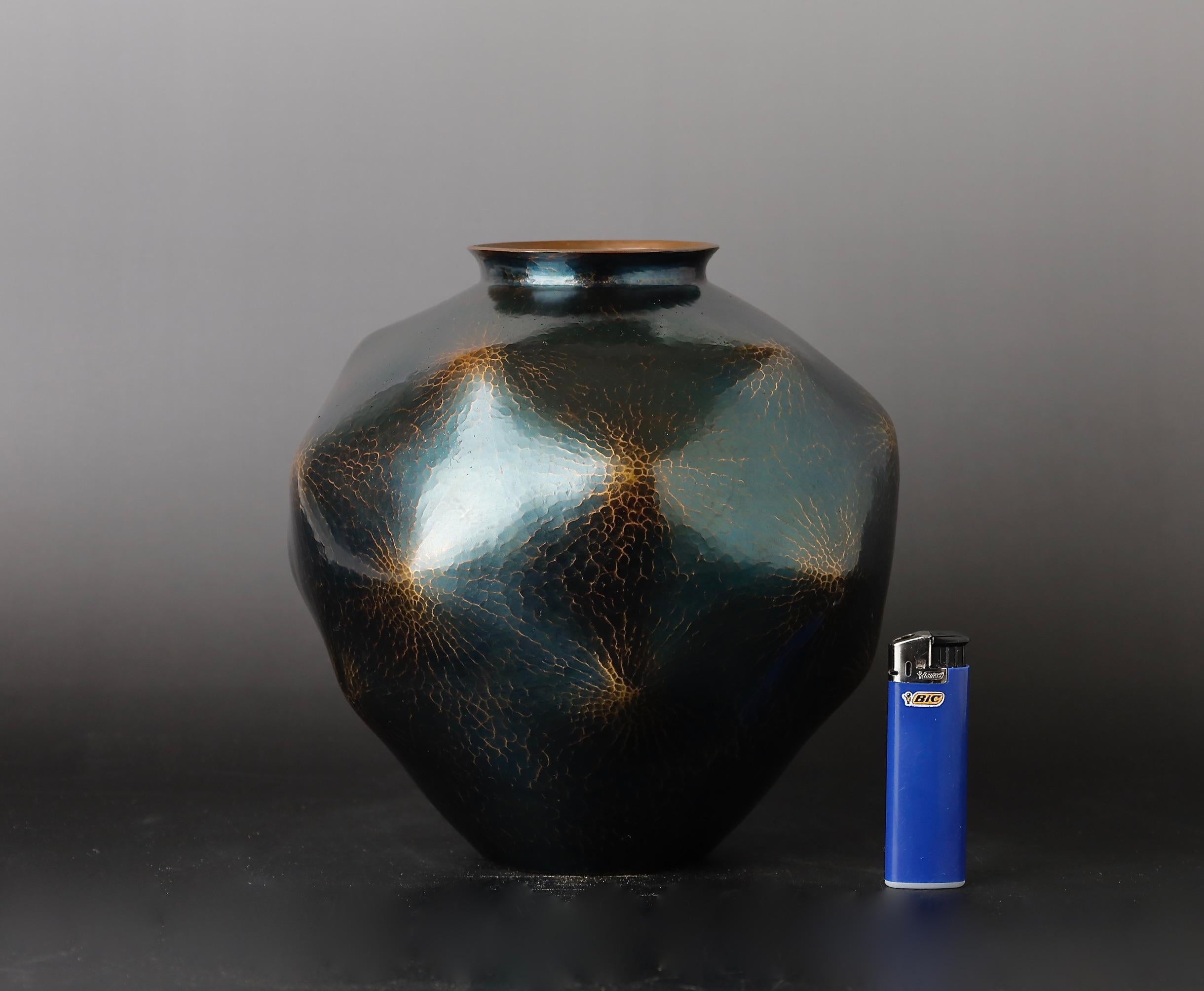 Handgehämmerte Vase des berühmten Gyokusendo aus dem 20. Jahrhundert (Kupfer)