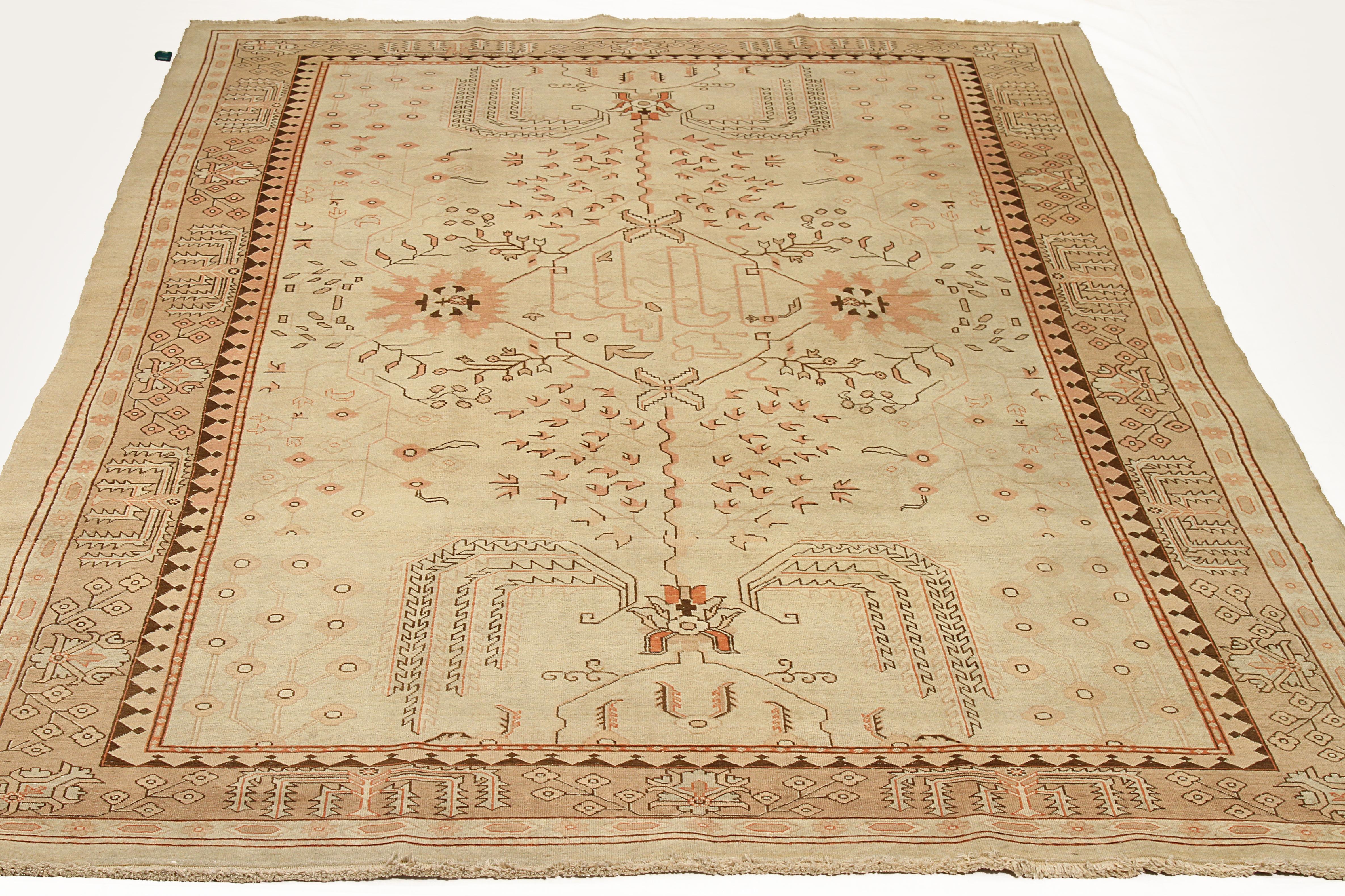 Tapis persan du milieu du XXe siècle, noué à la main, fabriqué à partir de laine fine et de teintures végétales entièrement naturelles, sans danger pour les personnes et les animaux domestiques. Cette magnifique pièce présente des motifs botaniques