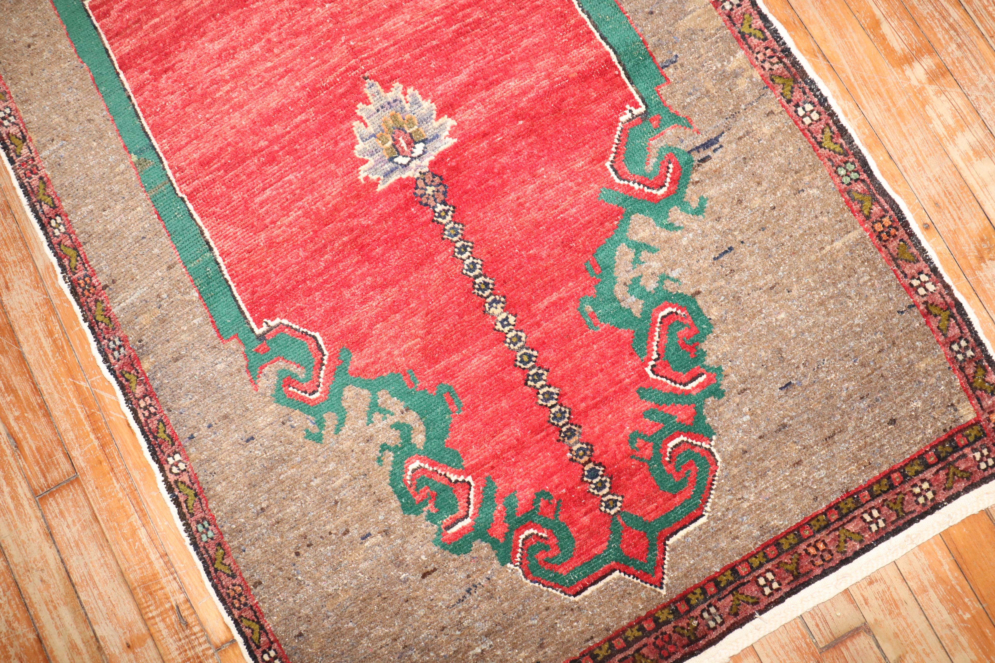 Édouardien The Collective 20th Century Red Brown Green Turkish Anatolian Prayer Rug (tapis de prière anatolien turc) en vente