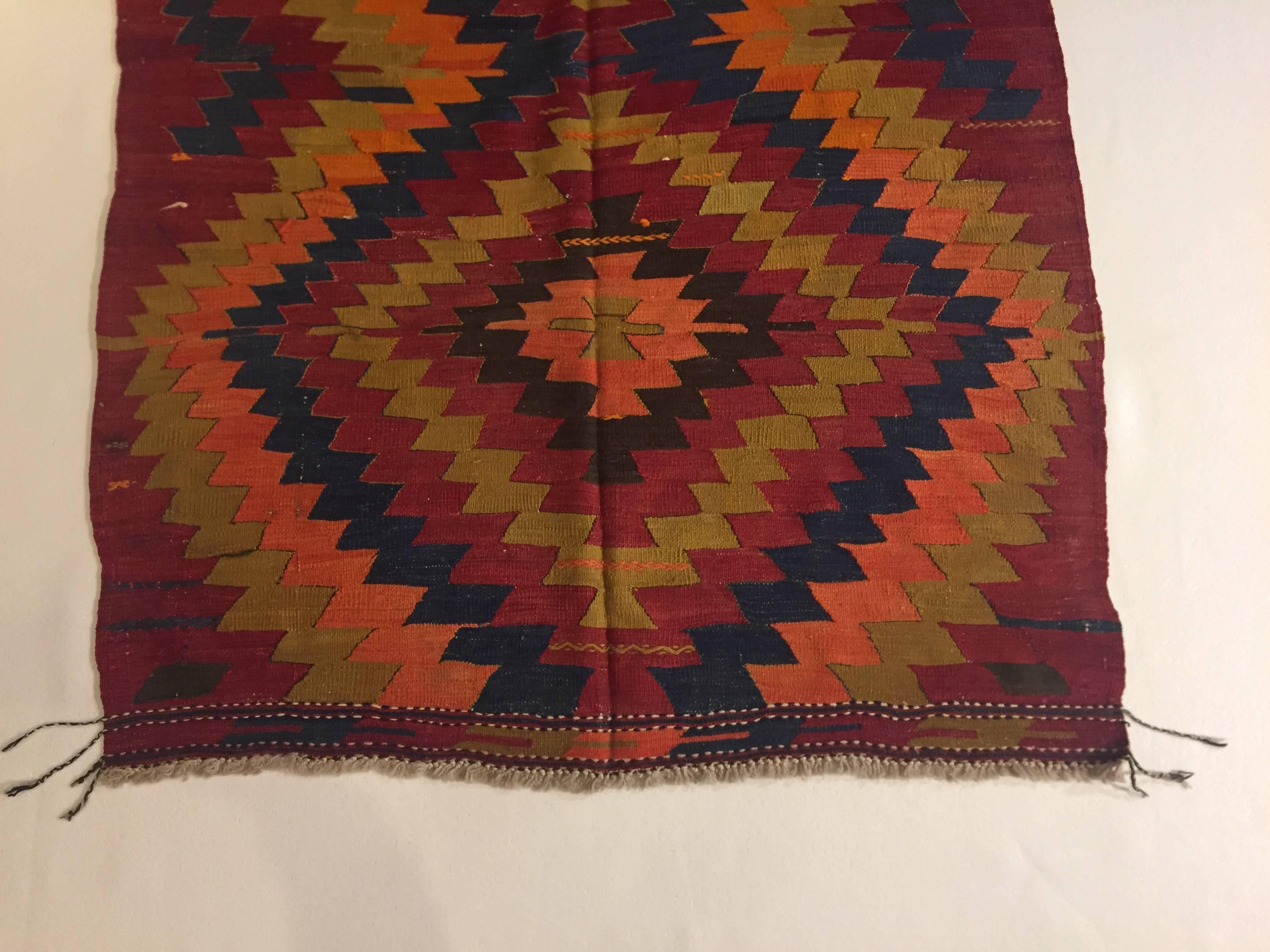 Les kilims sont les produits les plus typiques des nomades. Légers mais chauds, ils ont une structure plate et la décoration provient d'une combinaison de trame et de chaîne. Les kilims de Konya sont tissés dans la région de la ville de Konya,