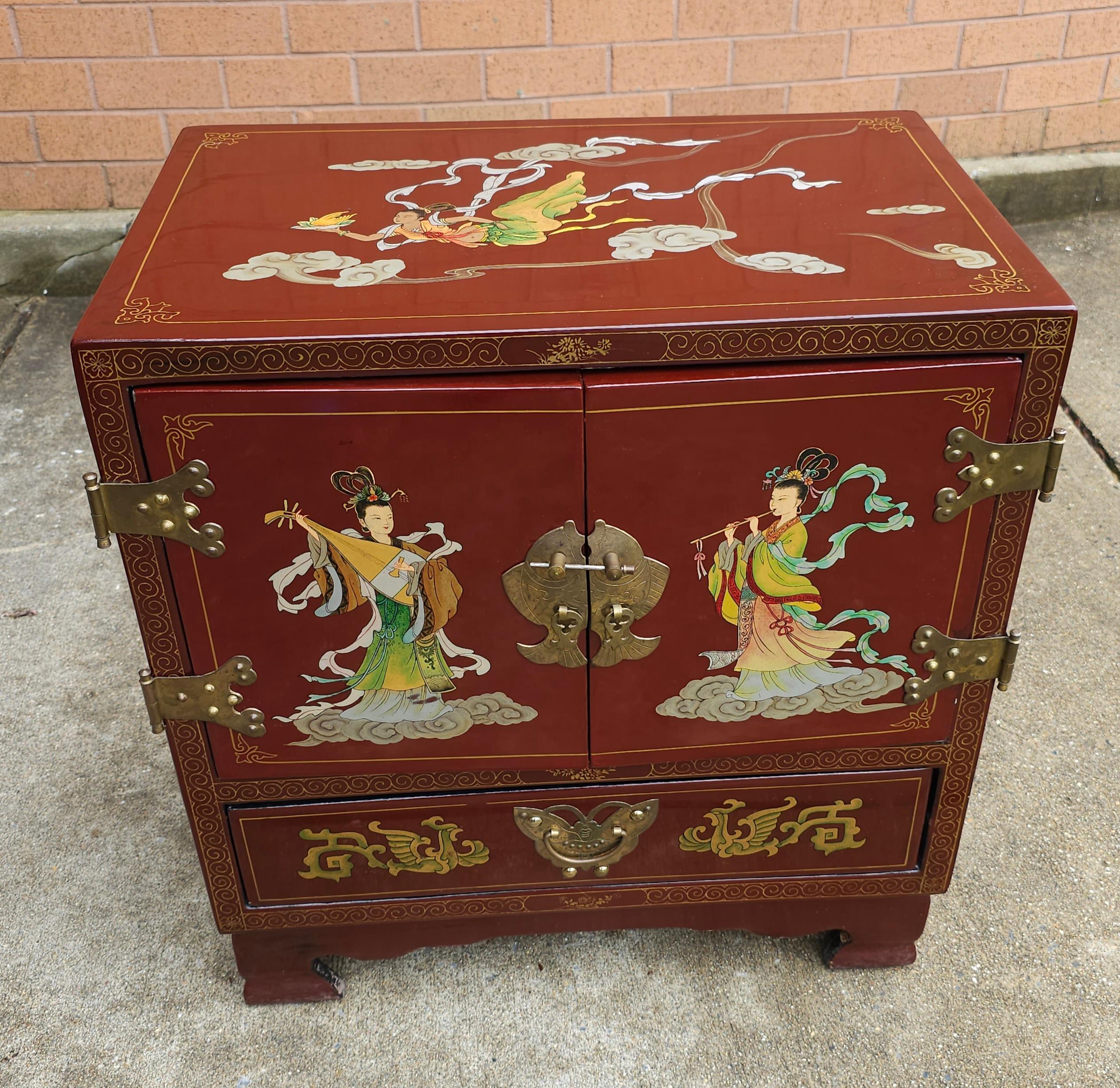 Handbemalter und verzierter Chinoiserie-Beistellschrank des 20. Jahrhunderts, rot lackiert (Messing) im Angebot