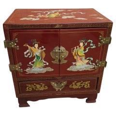 Handbemalter und verzierter Chinoiserie-Beistellschrank des 20. Jahrhunderts, rot lackiert