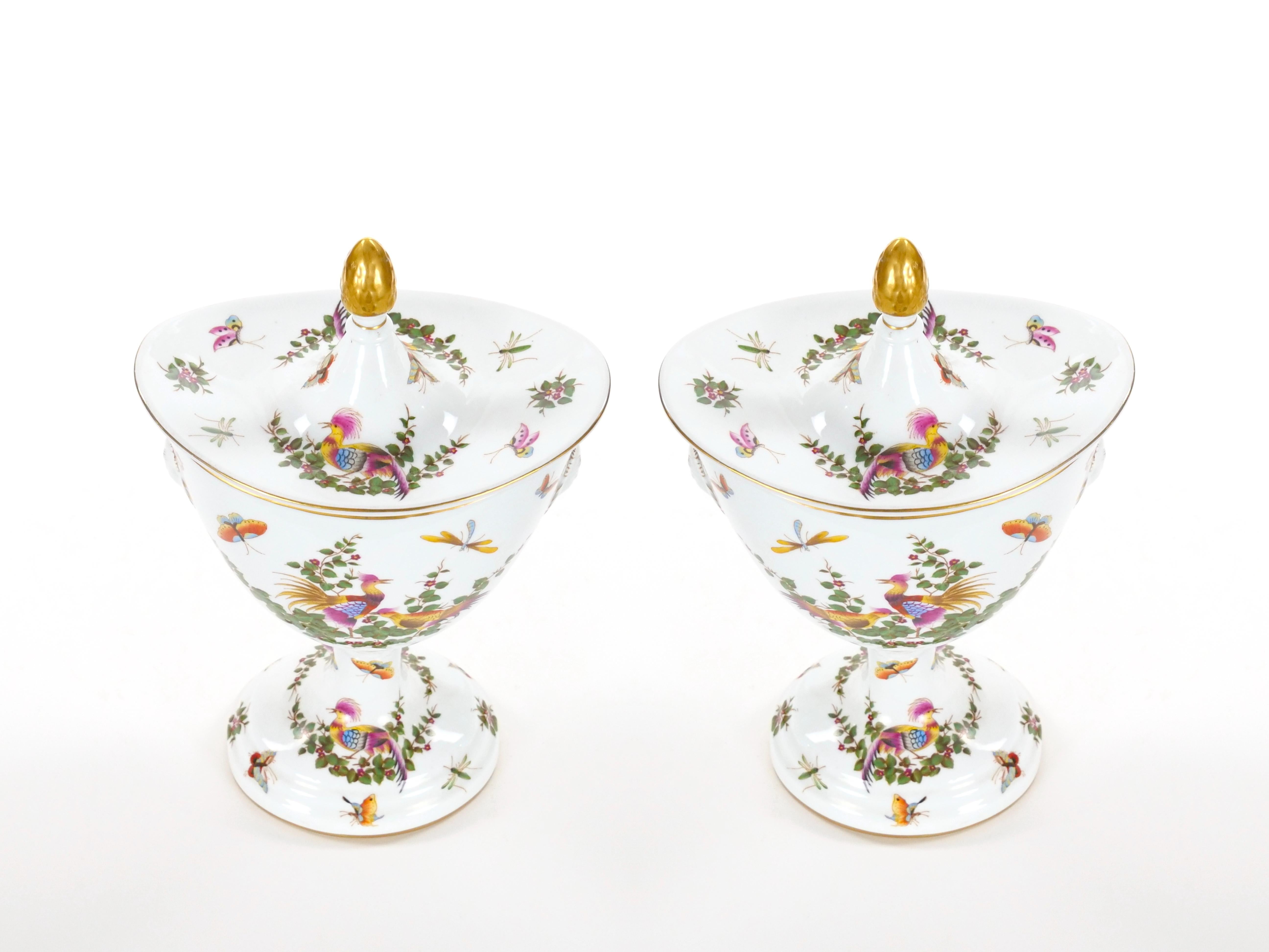 Francese Urne decorative dipinte a mano e dorate del 20° secolo in vendita