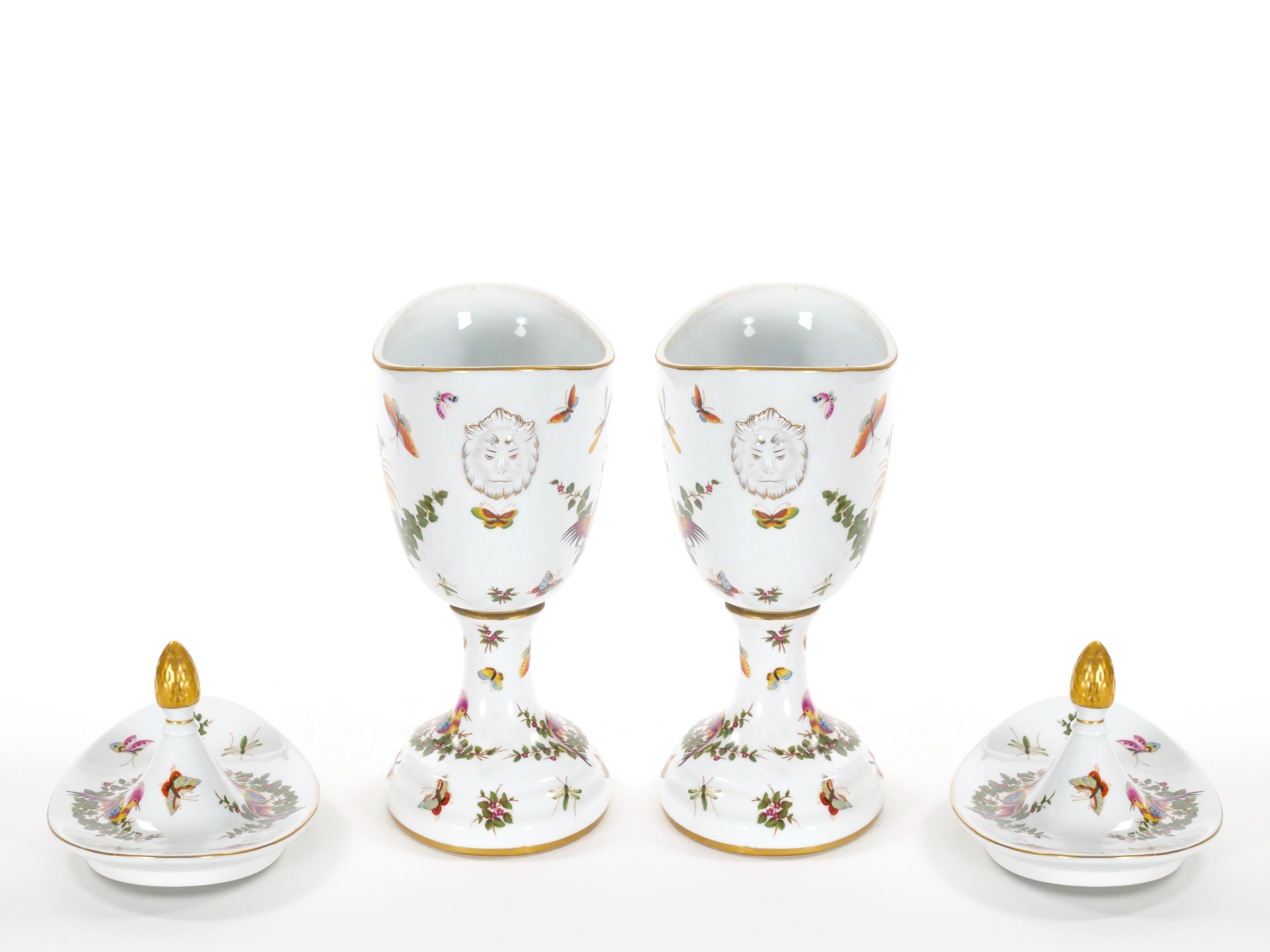 Dorato Urne decorative dipinte a mano e dorate del 20° secolo in vendita