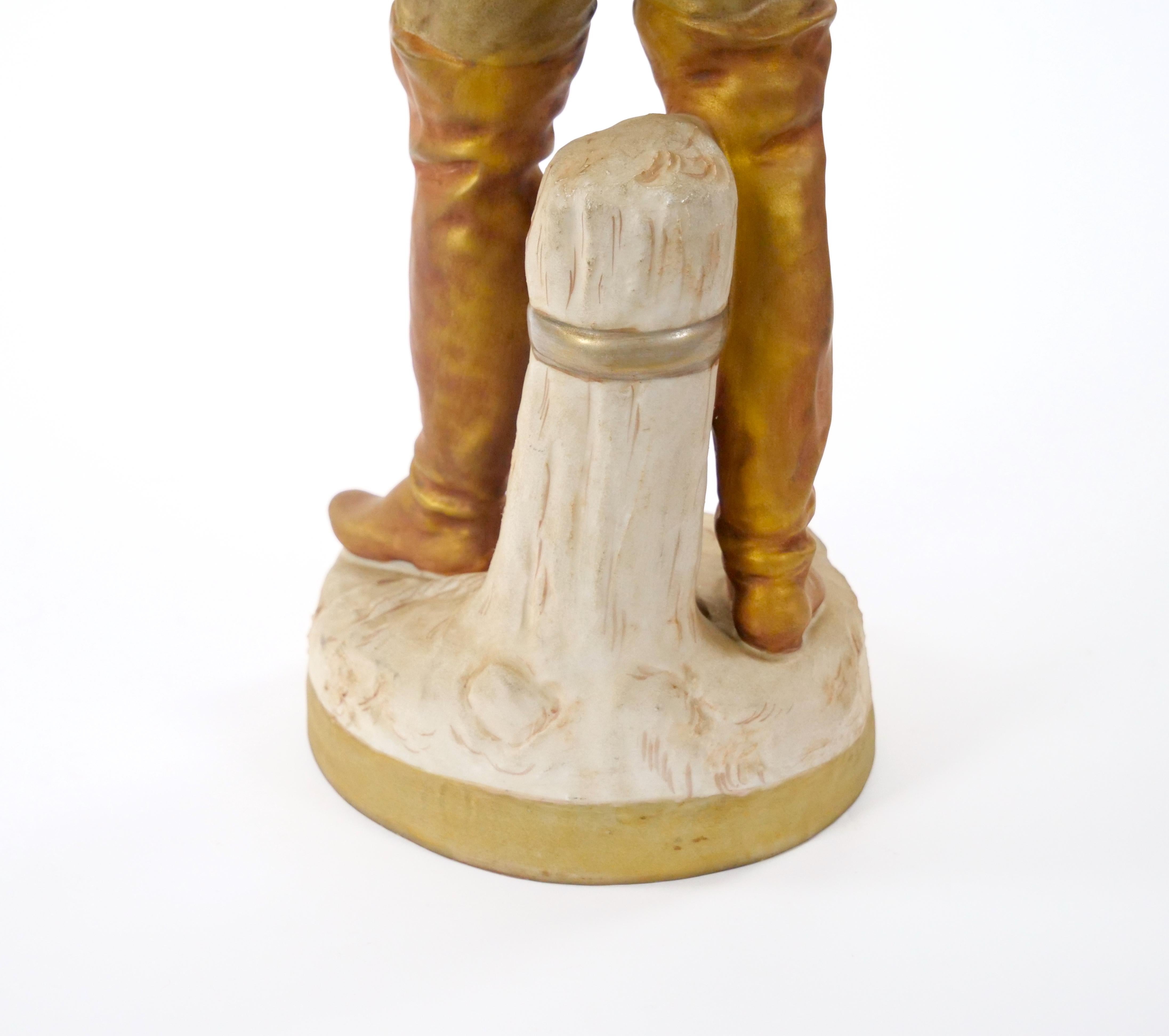 Escultura masculina decorativa de porcelana pintada a mano/dorada del siglo XX en venta 6