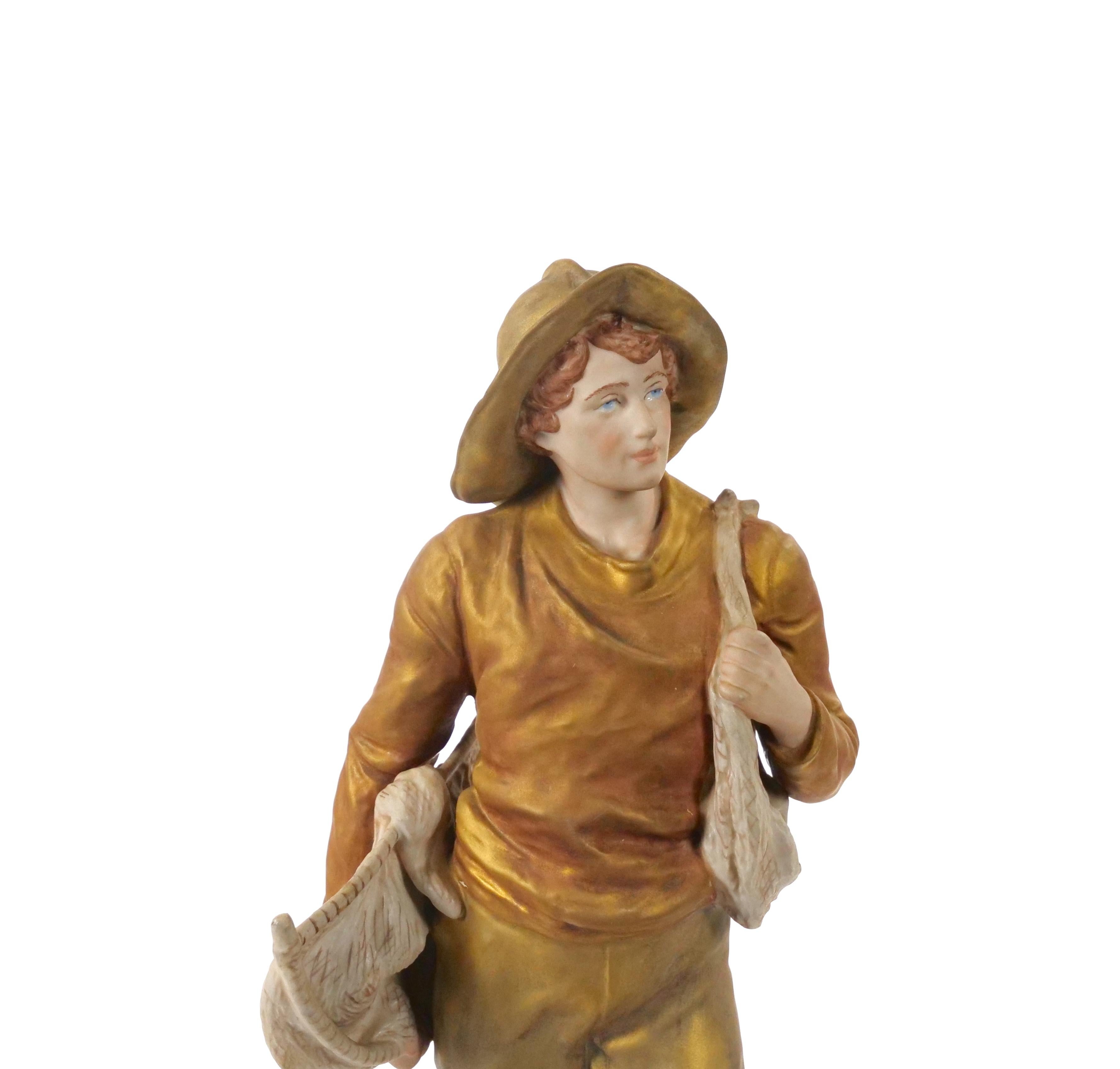Escultura masculina decorativa de porcelana pintada a mano/dorada del siglo XX en venta 1
