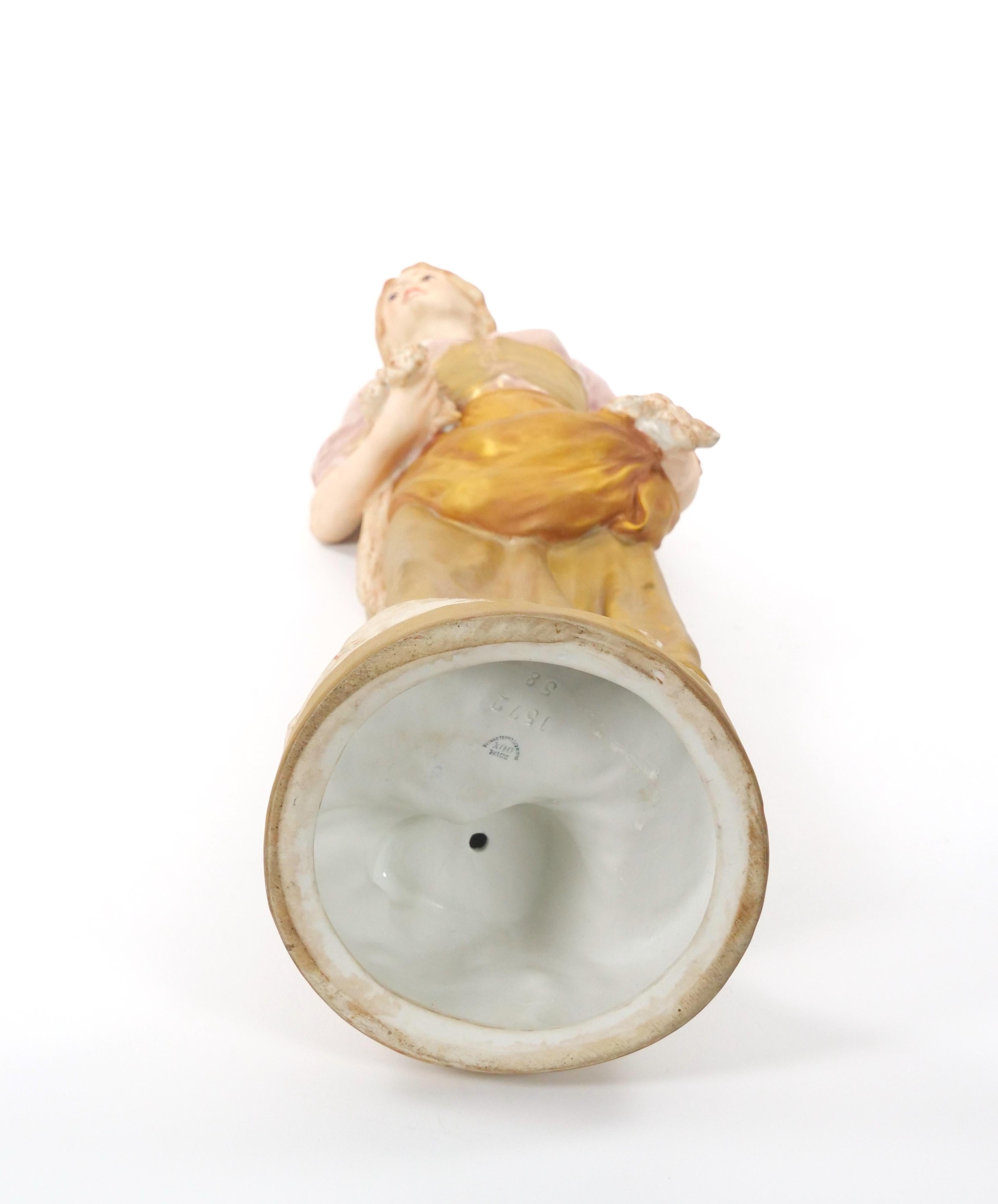 Escultura femenina decorativa de porcelana pintada a mano/dorada del siglo XX en venta 5