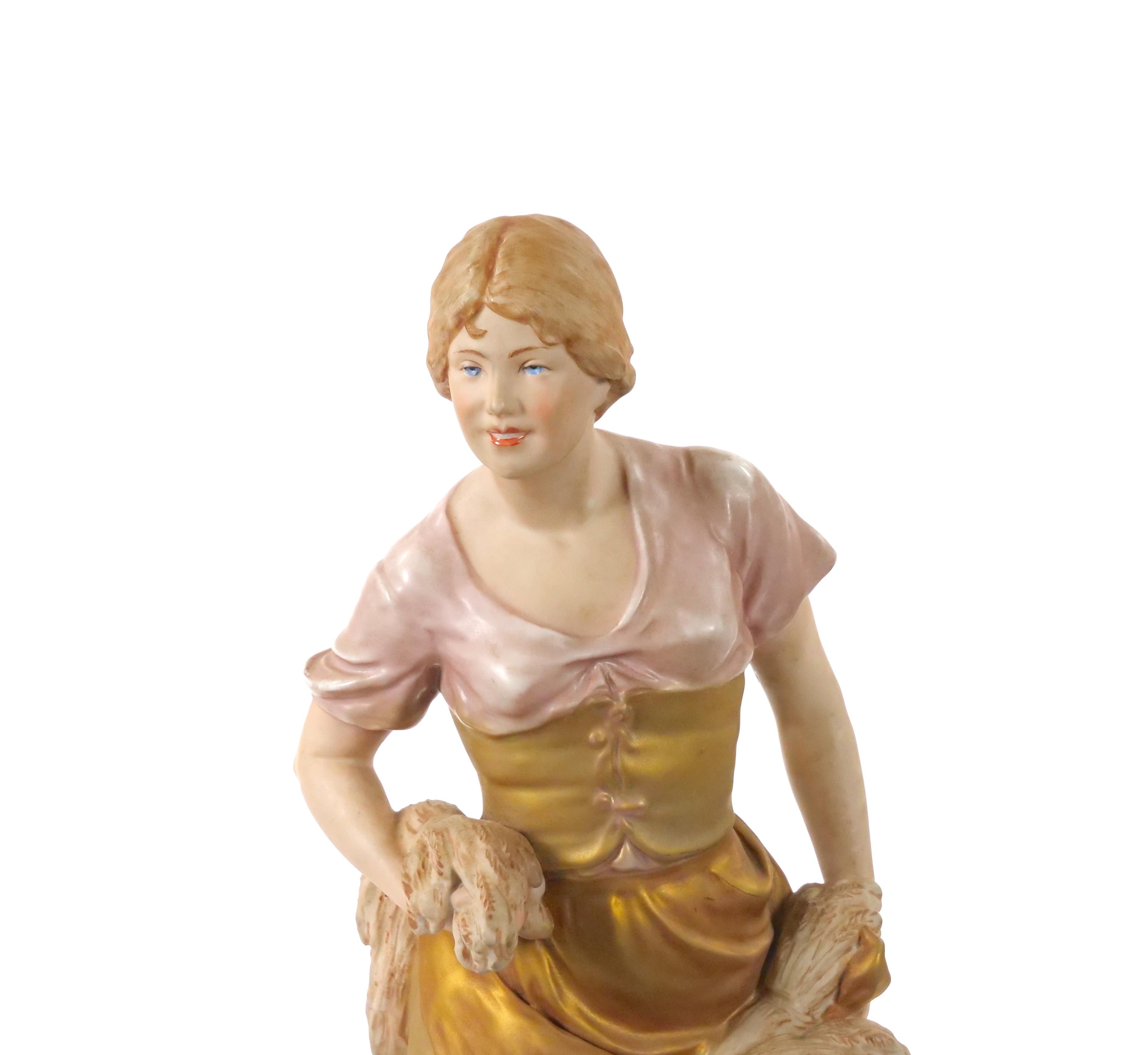 Escultura femenina decorativa de porcelana pintada a mano/dorada del siglo XX en Bueno estado para la venta en Tarry Town, NY