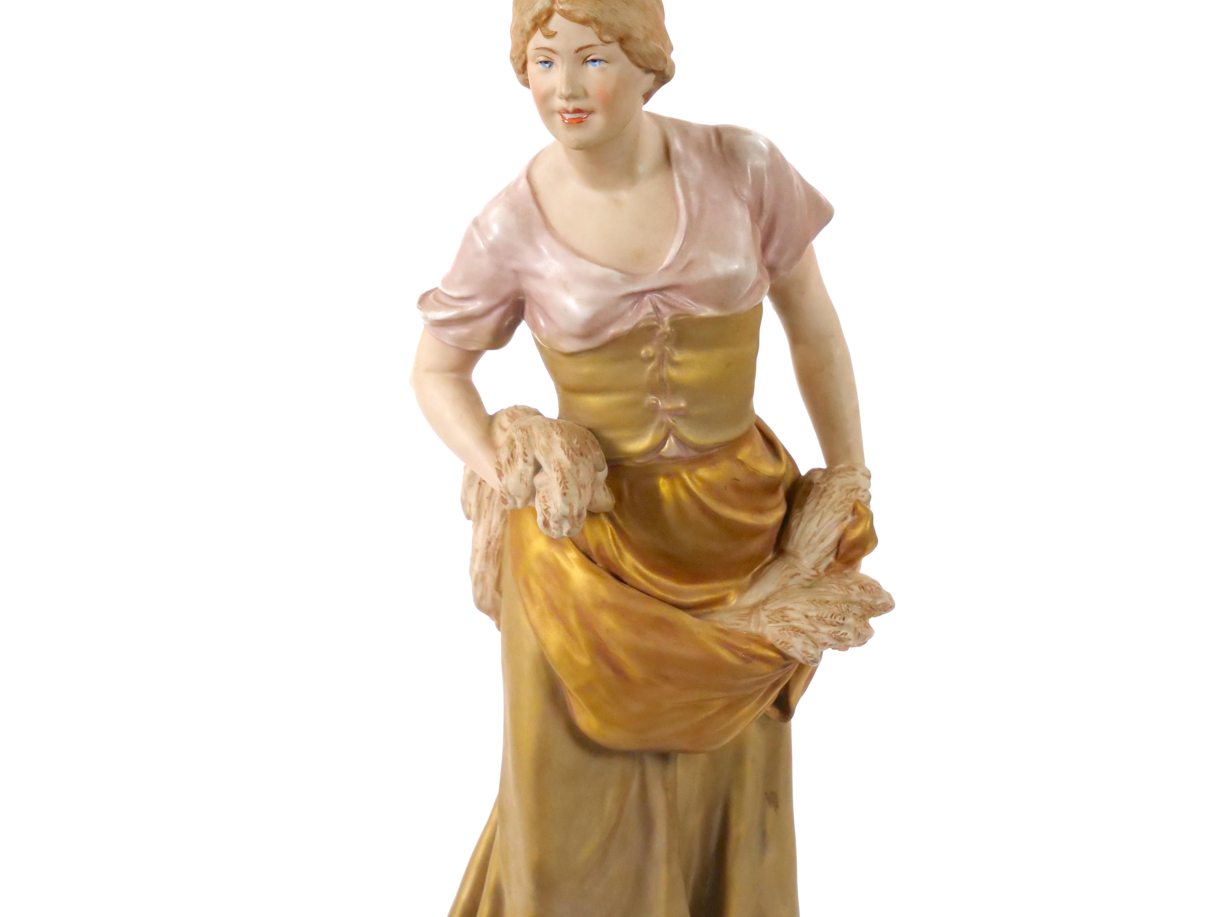 Escultura femenina decorativa de porcelana pintada a mano/dorada del siglo XX en venta 1