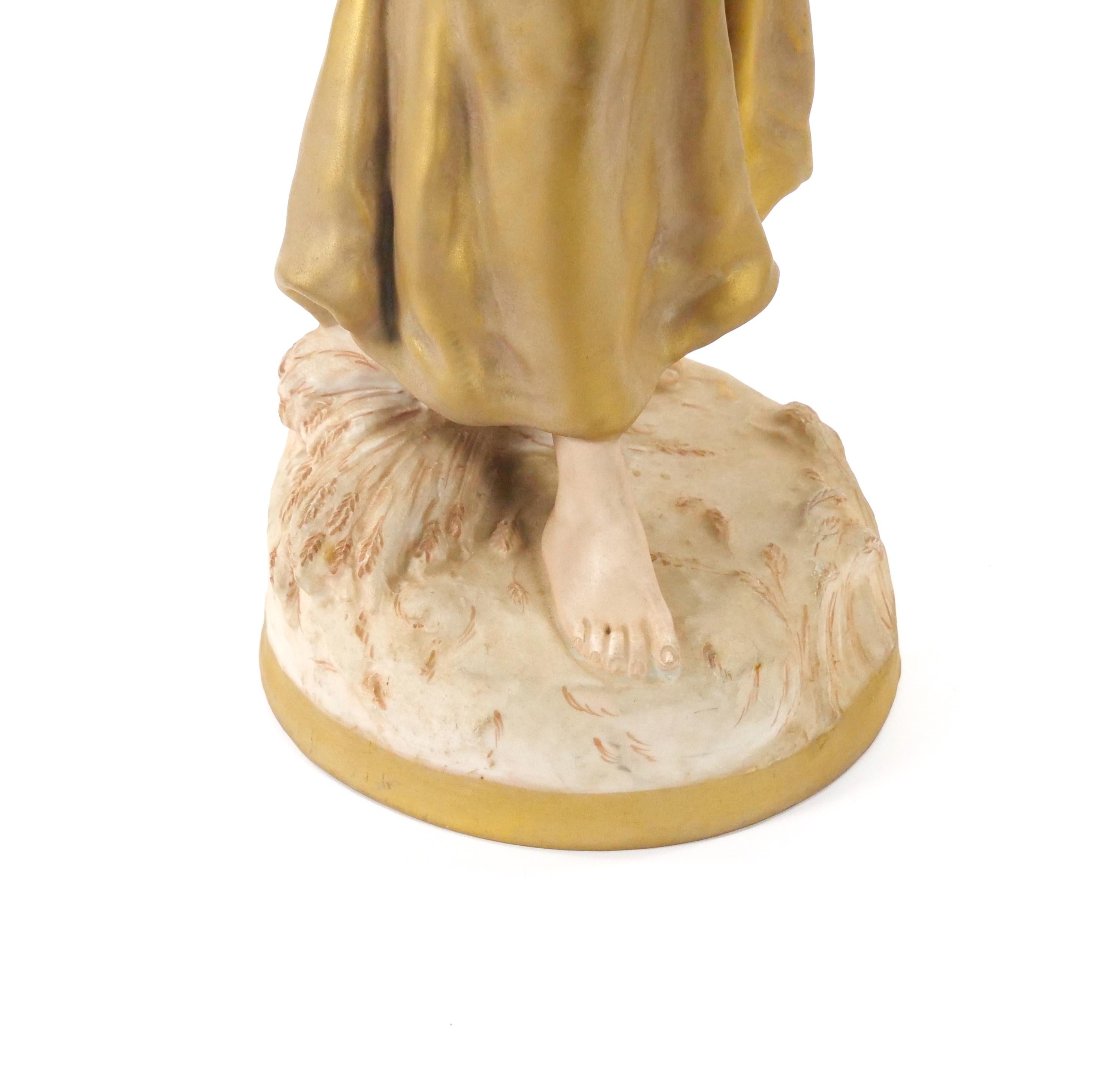 Escultura femenina decorativa de porcelana pintada a mano/dorada del siglo XX en venta 2