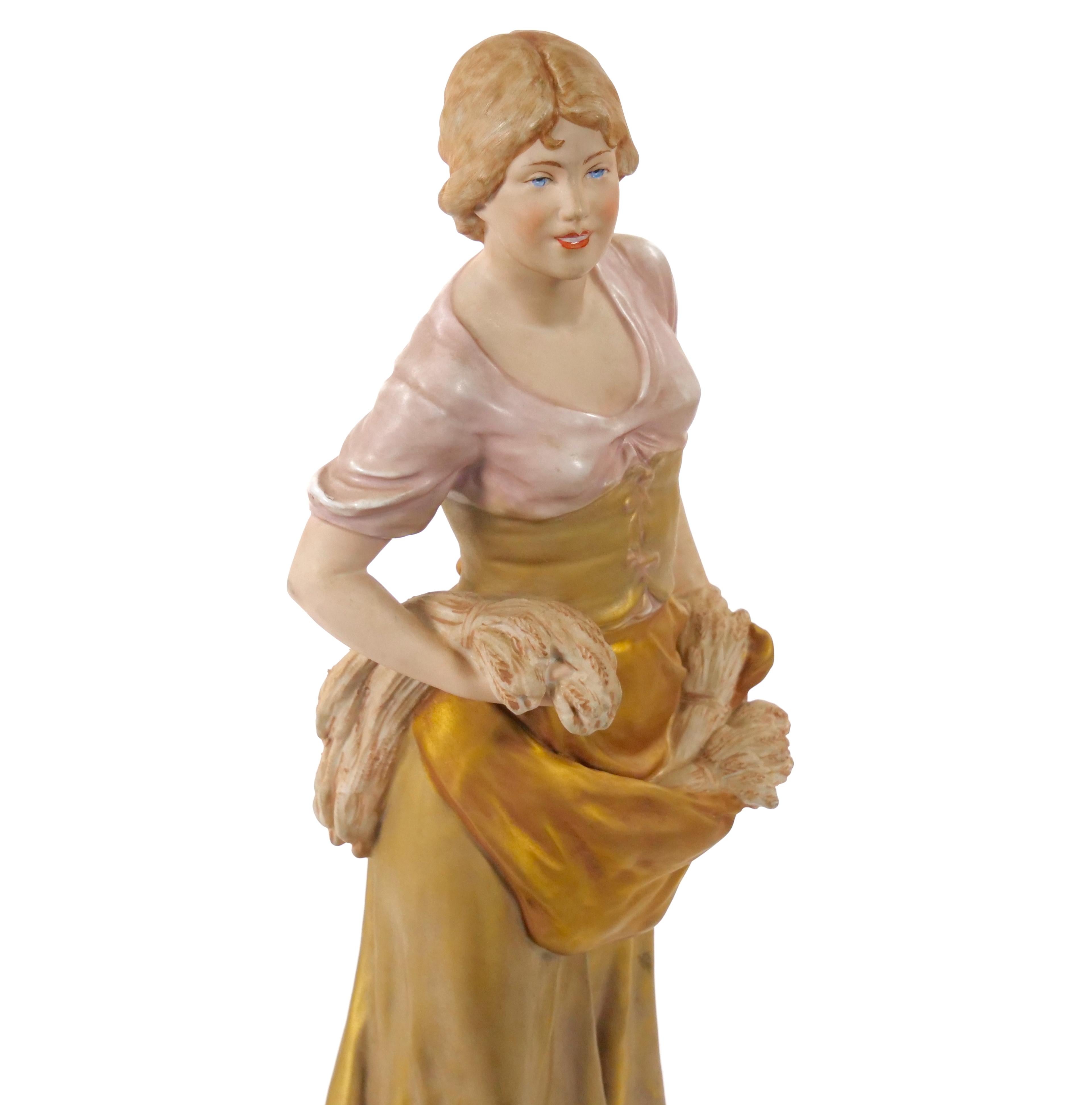 Escultura femenina decorativa de porcelana pintada a mano/dorada del siglo XX en venta 3