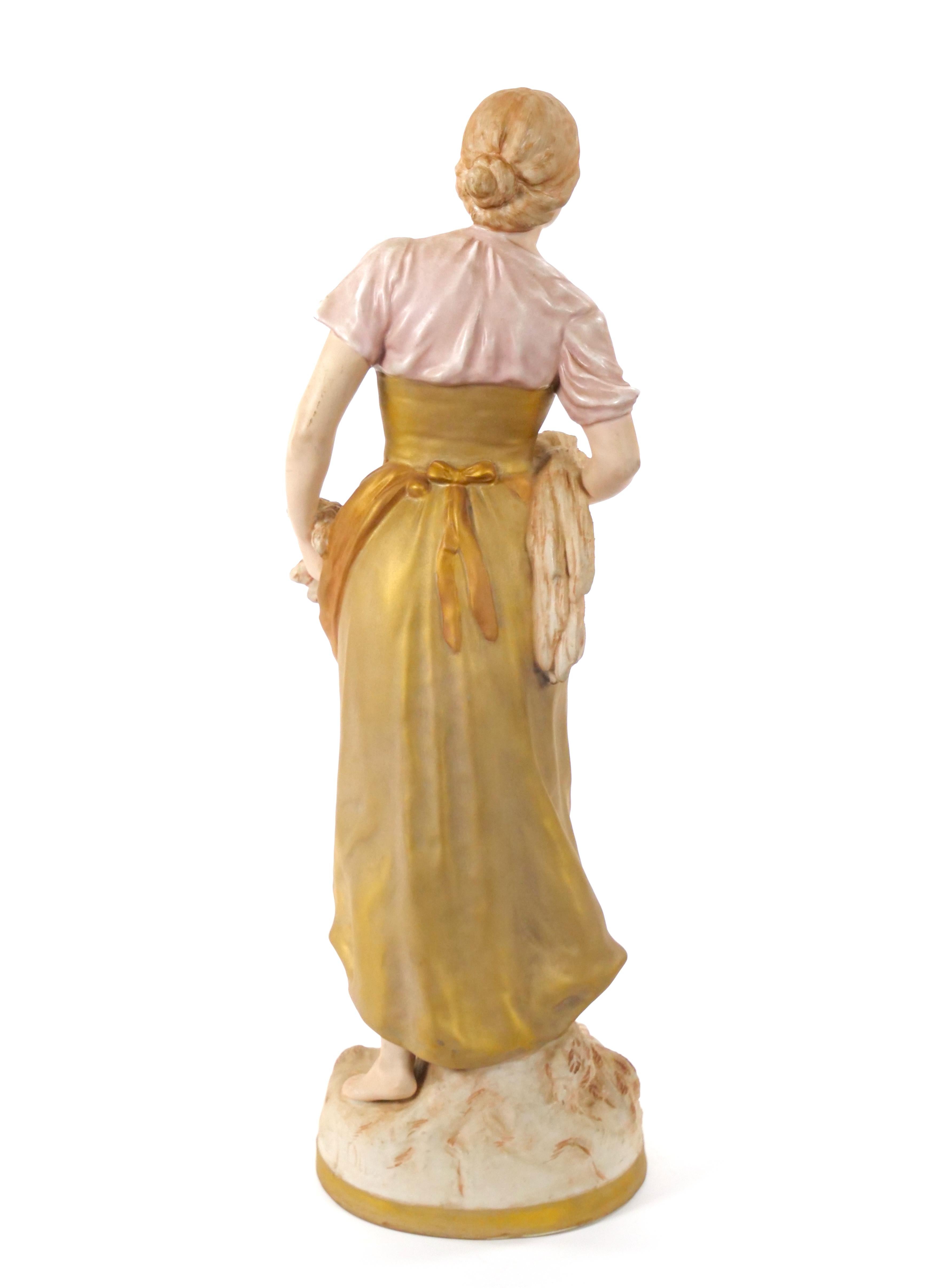 Escultura femenina decorativa de porcelana pintada a mano/dorada del siglo XX en venta 4